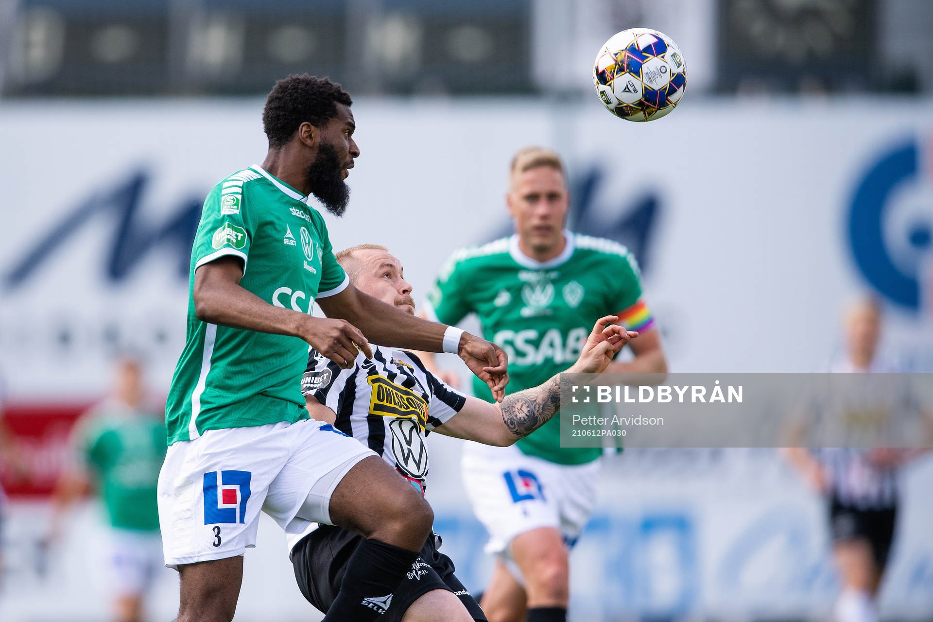 Brages Moses Makasi och Landskronas Nicklas Nielsen