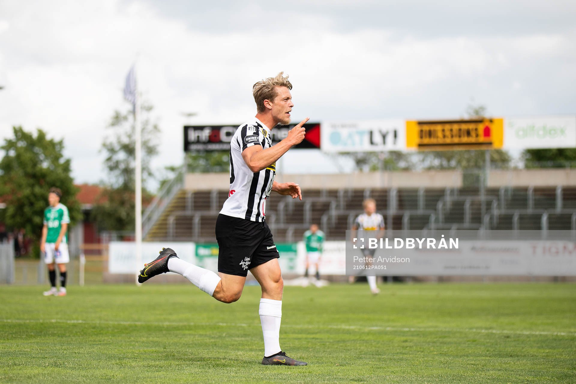 Landskronas Robin Hofsö jublar