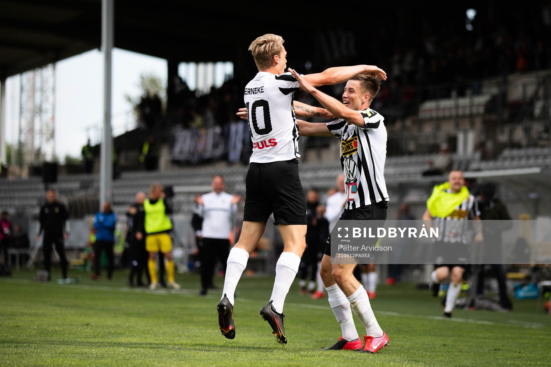 Landskronas Robin Hofsö och Oscar Petersson jublar