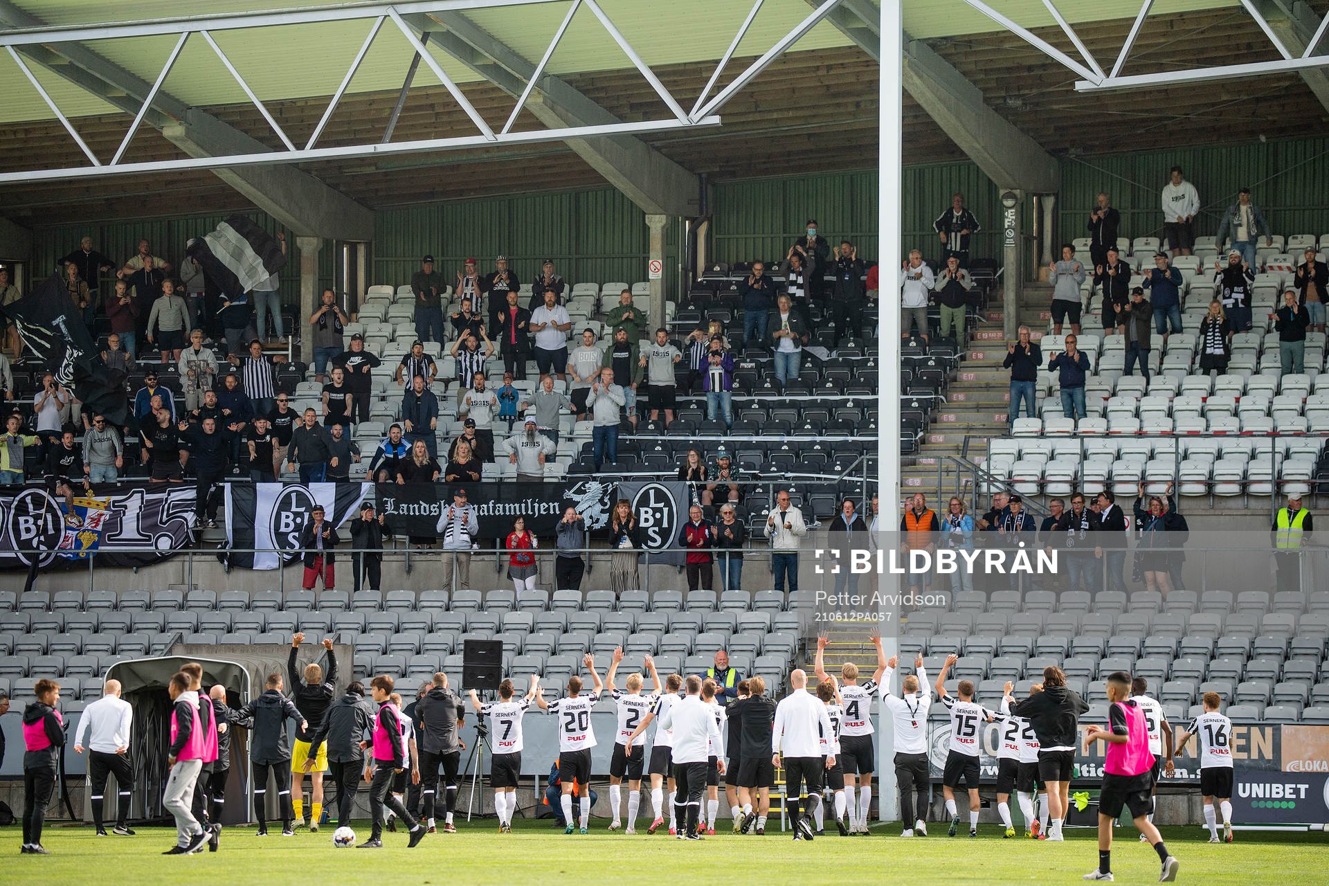Landskronas spelare tackar sina supportrar