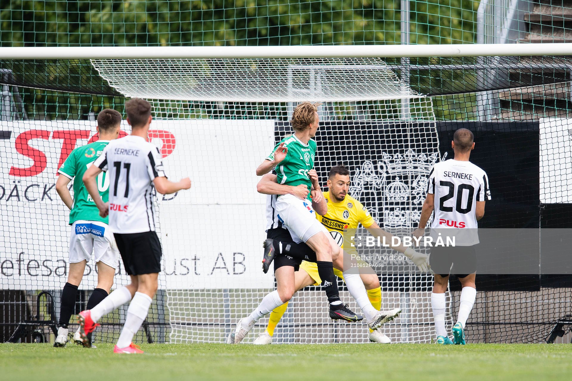 Brages Alexander Johansson gör 2-1 bakom Landskronas målvakt Amr Kaddoura under fotbollsmatchen i Superettan mellan Landskrona och Brage den 12 juni 2021 i Landskrona.