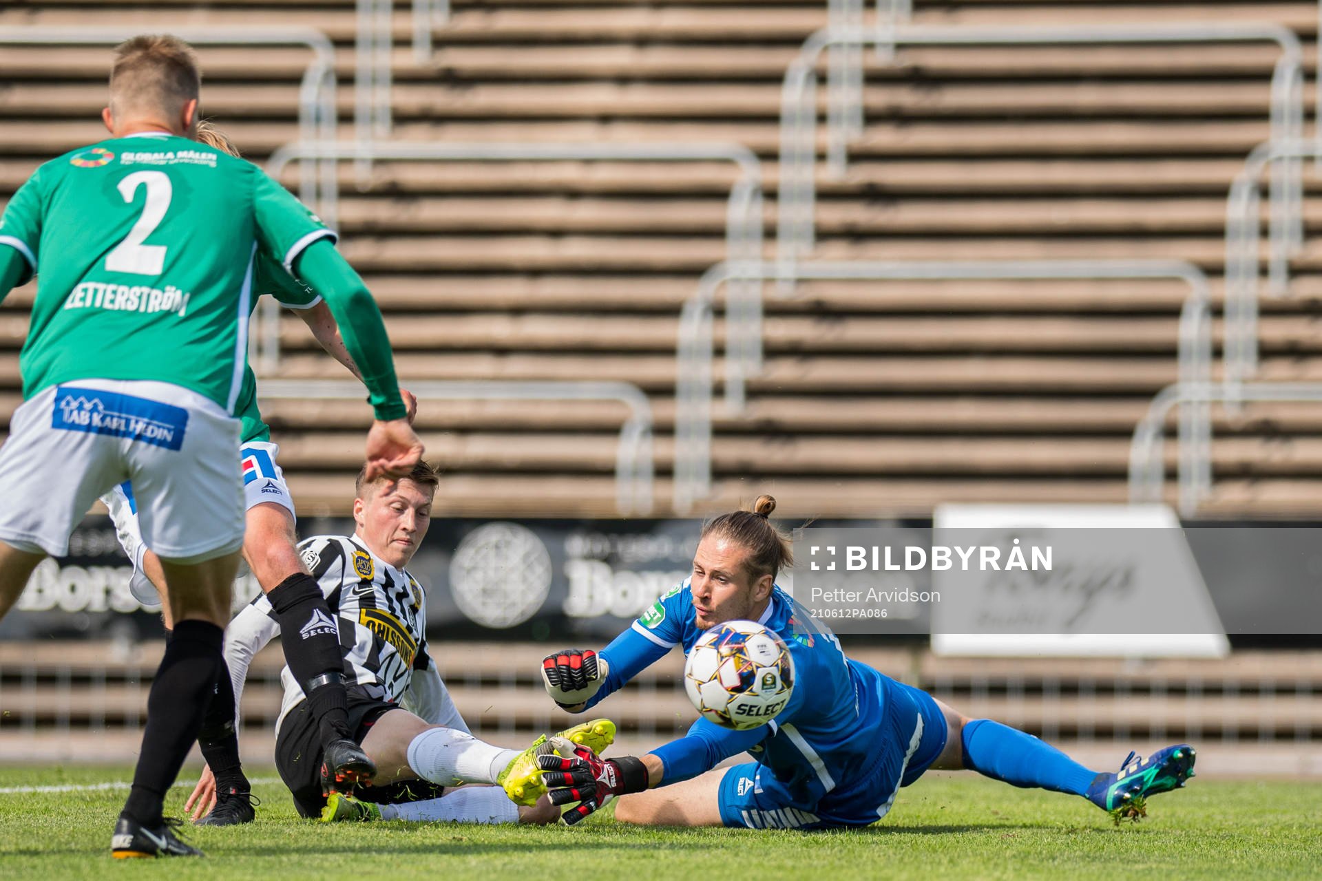 Landskronas Kevin Jensen oroar mot Brages målvakt Adrian Engdahl under fotbollsmatchen i Superettan mellan Landskrona och Brage den 12 juni 2021 i Landskrona.