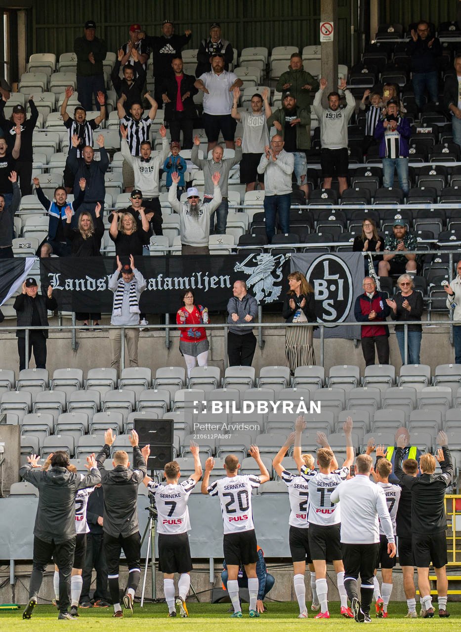 Landskronas spelare tackar sina supportrar