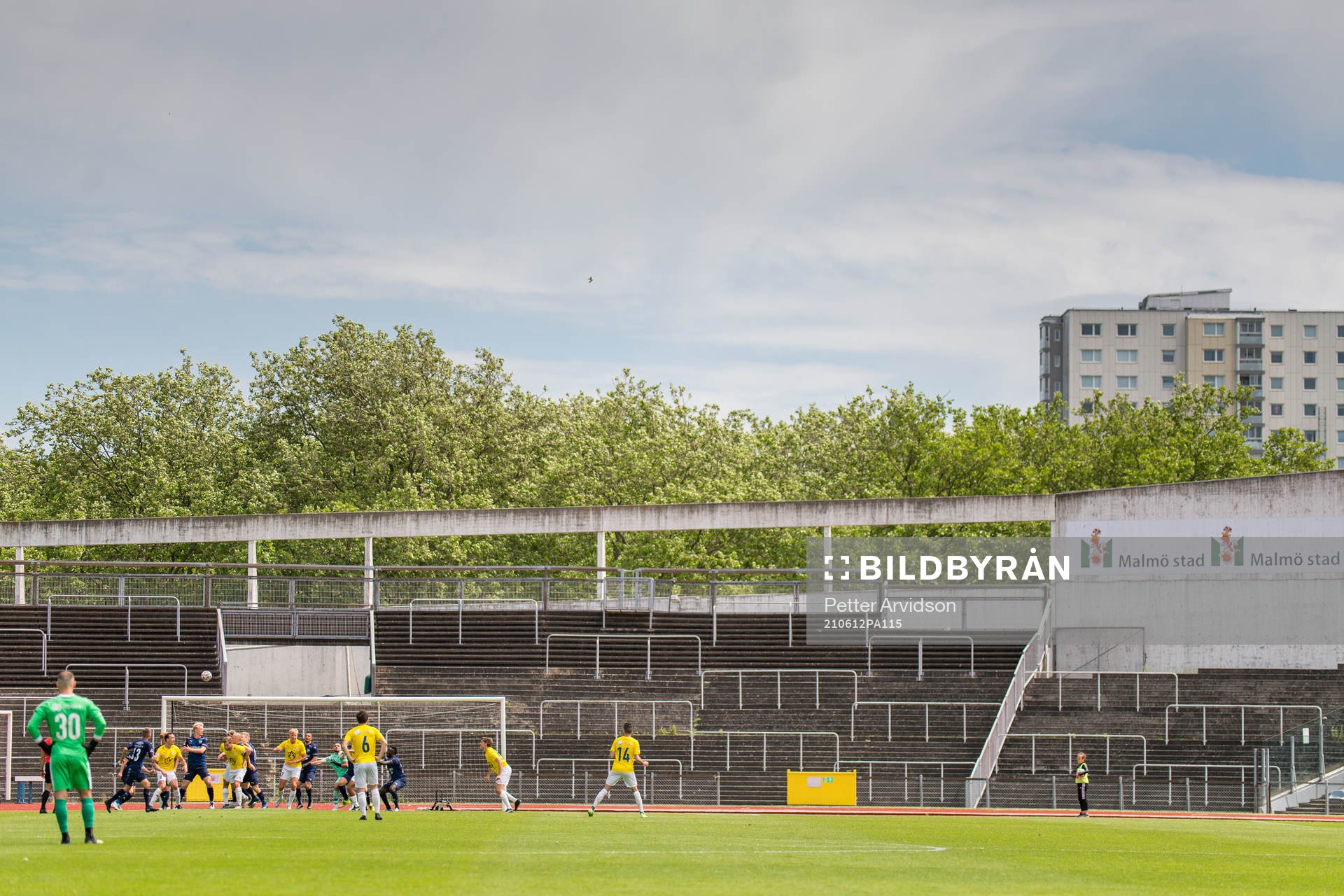 Spel framför en tom läktare under fotbollsmatchen i Division 1 södra mellan IFK Malmö och Österlen den 12 juni 2021 i Malmö. 