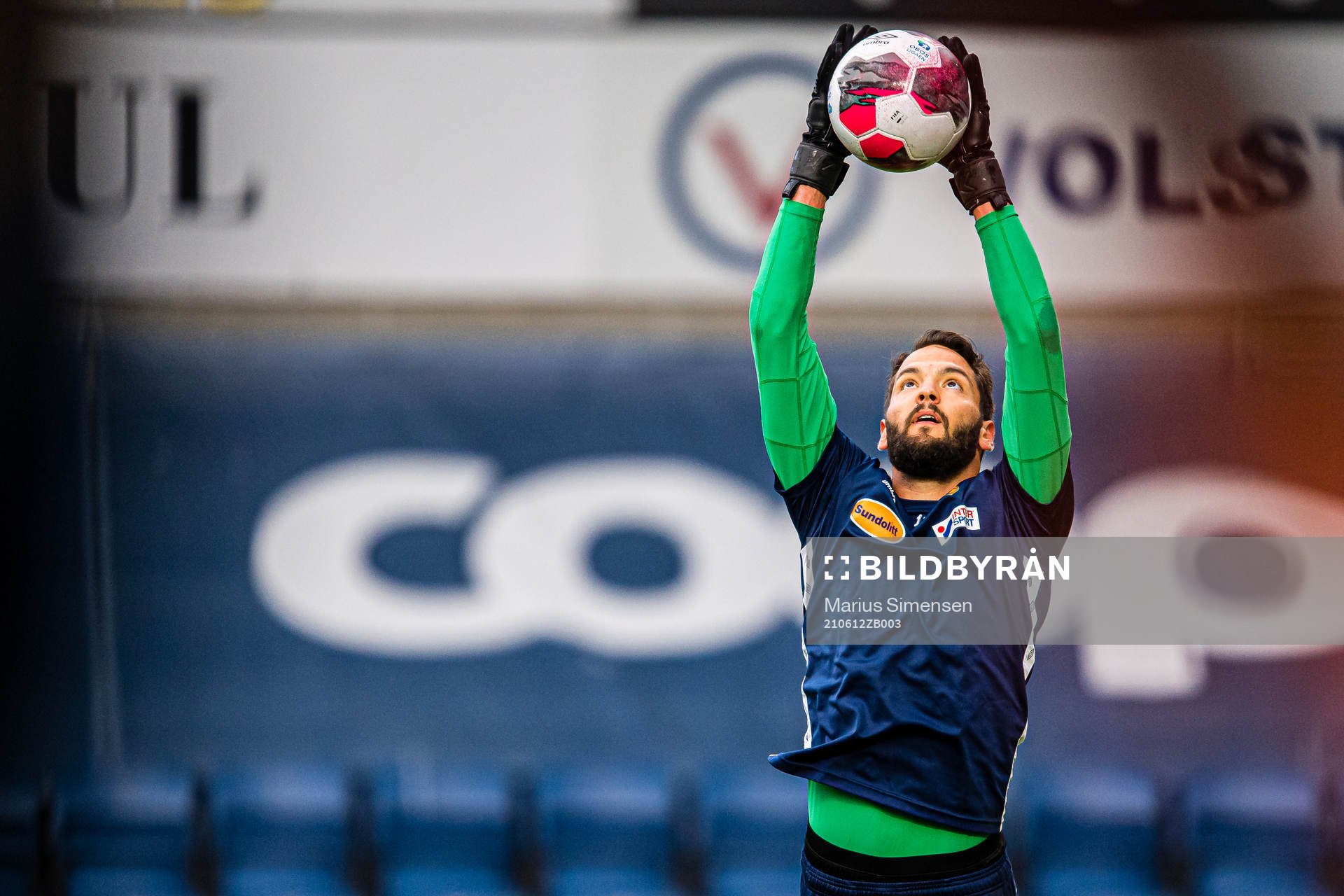 Michael Ryan Lansing of Aalesund warms up