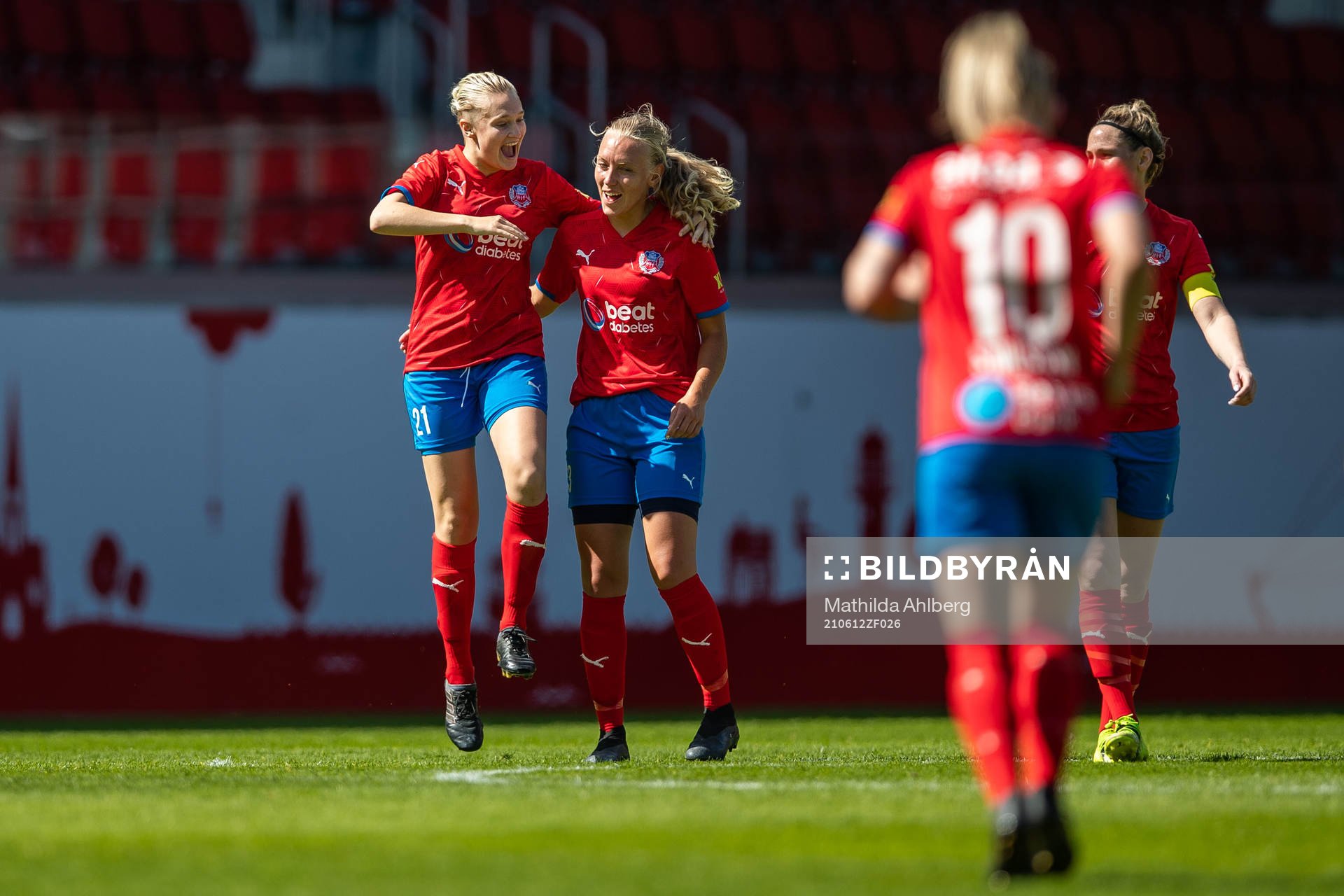 Helsingborgs Maya Waltersson och Johanna Andersson jublar efter fotbollsmatchen i division 4 västra mellan Helsingborg och Hittarp den 12 juni 2021 i Helsingborg.