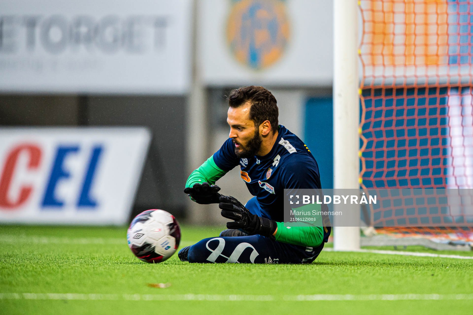 Michael Ryan Lansing of Aalesund warms up
