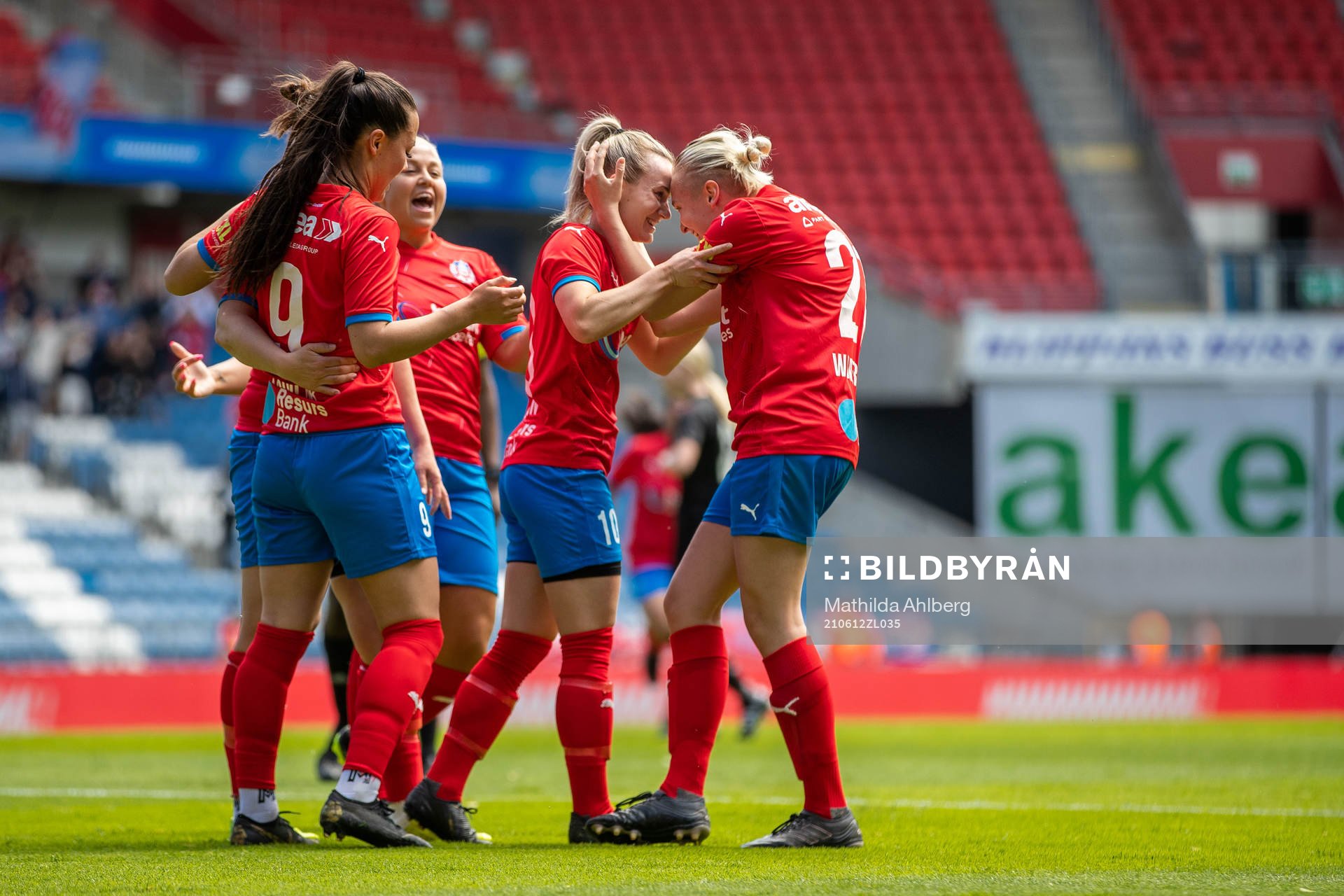 Helsingborgs Sanna Nilsson och Maya Waltersson jublar