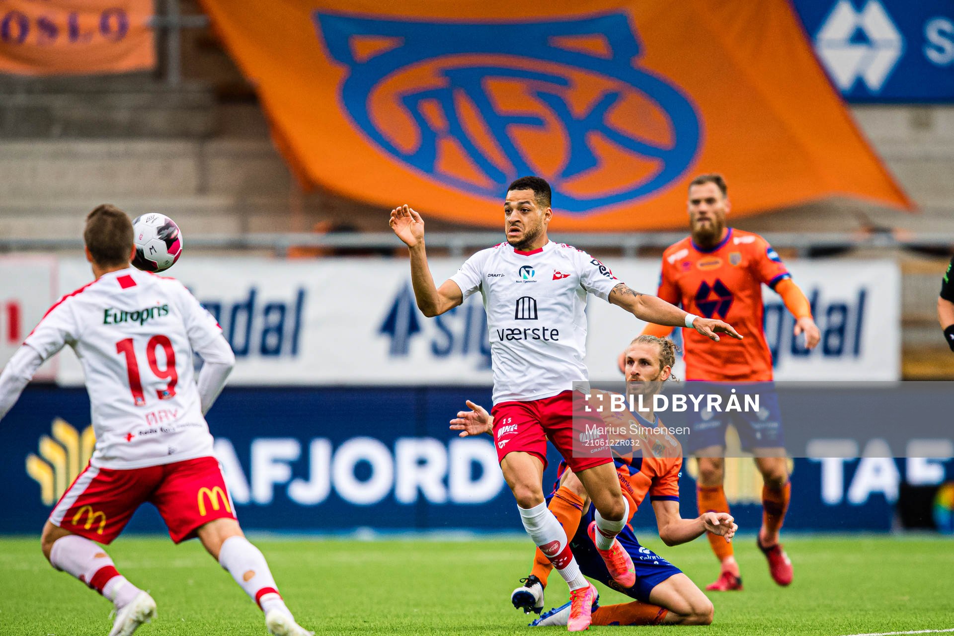 Riki Tomas Alba of Fredrikstad and Quint Arie Jansen of