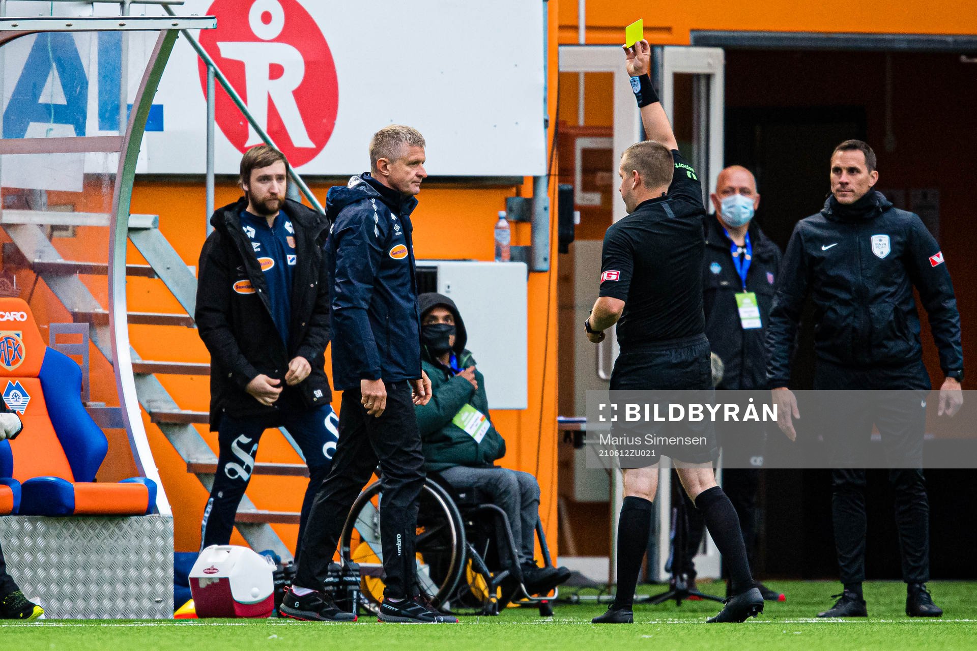 Lars Arne Nilsen, head coach of Aalesund, receiving a