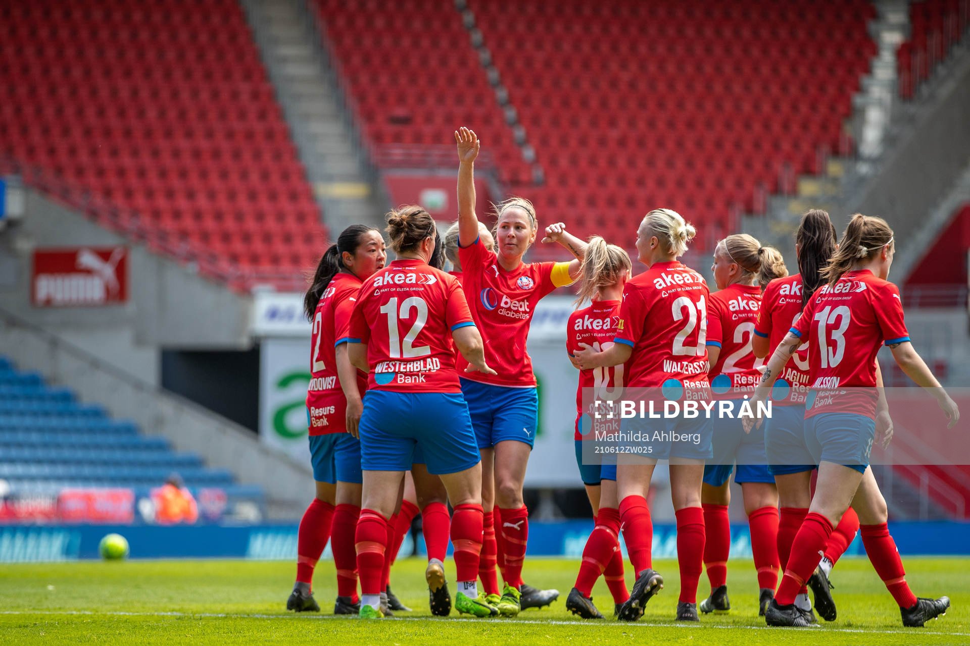Helsingborgs Josefine Wiksell jublar med lagkamrater