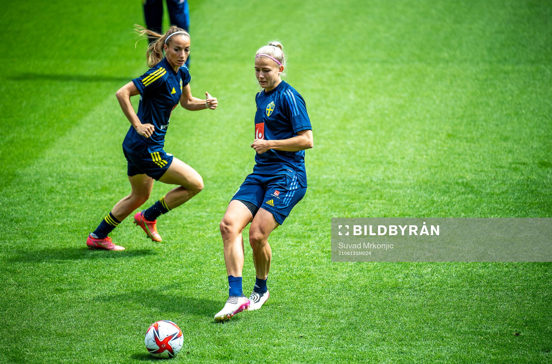Kosovare Asllani and Hanna Glas of Sweden