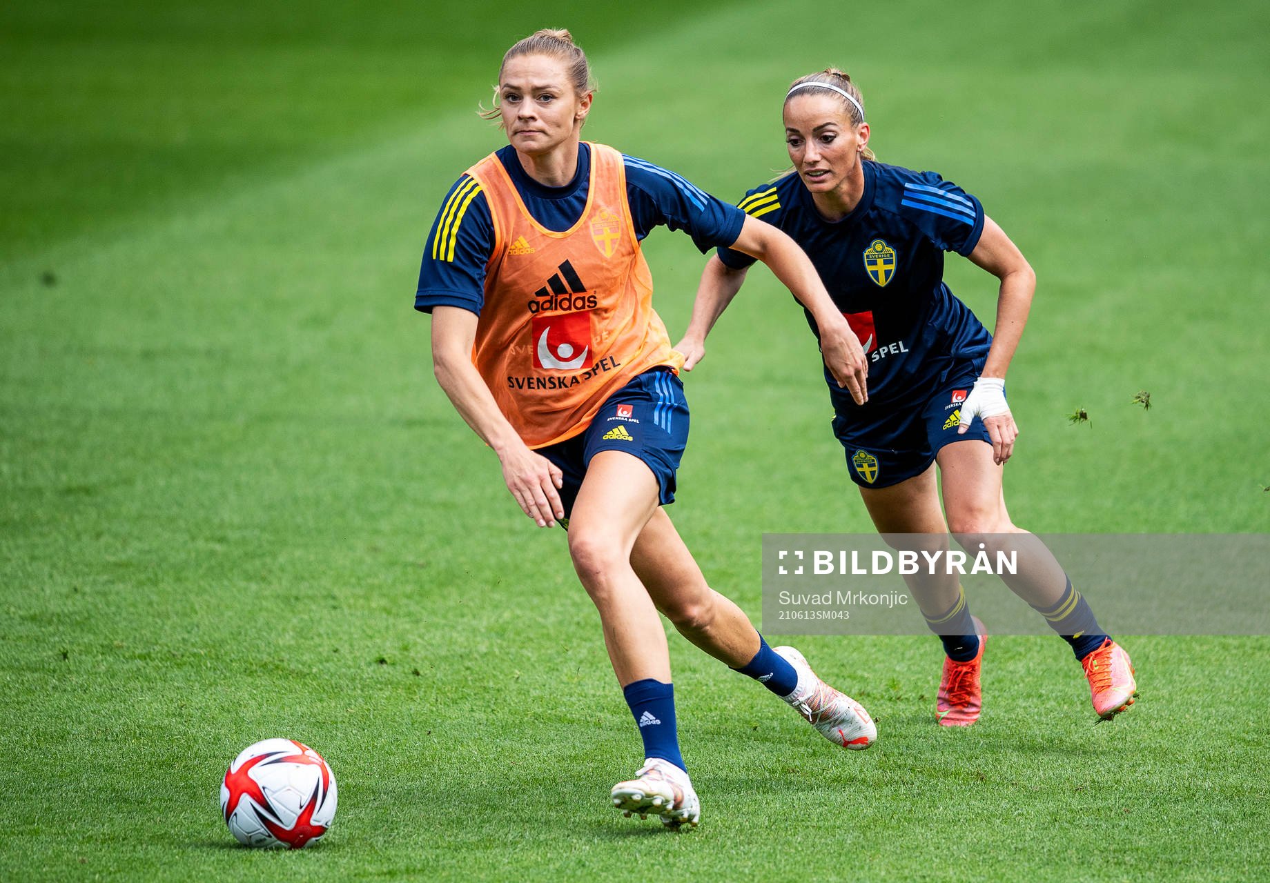 Fridolina Rolfö and Kosovare Asllani of Sweden