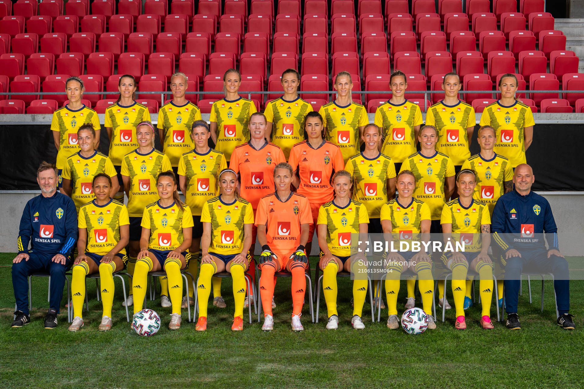 Players and coaching staff of the Swedish national woman´s