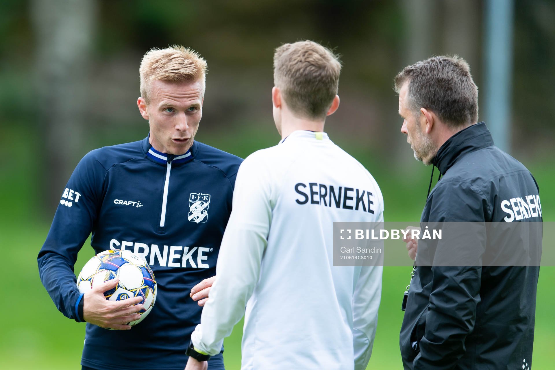 IFK Göteborgs Oscar Wendt pratar med assisterande tränare