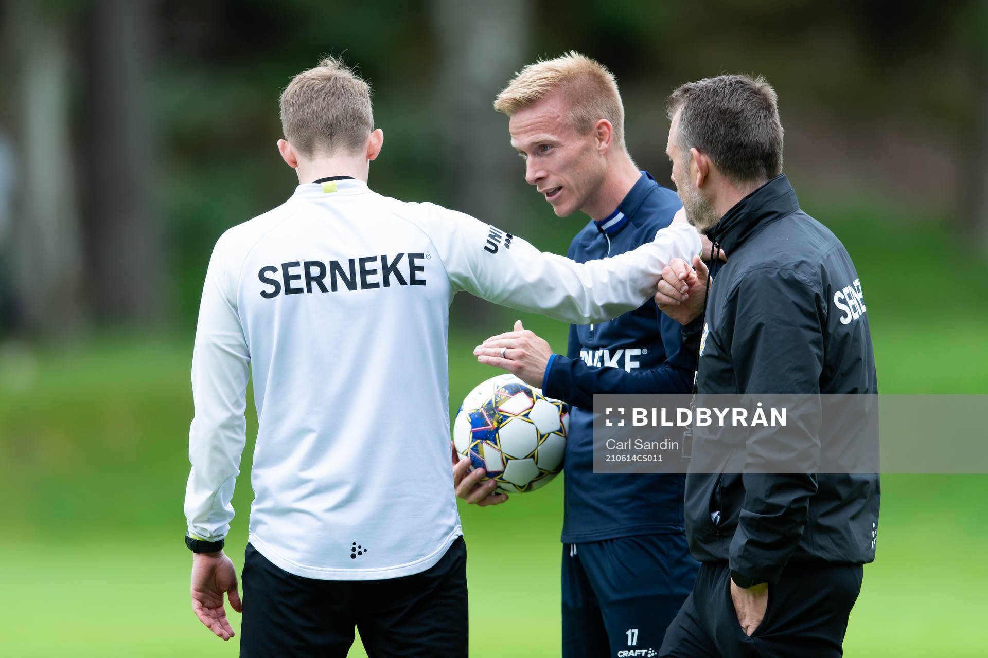 IFK Göteborgs Oscar Wendt pratar med assisterande tränare