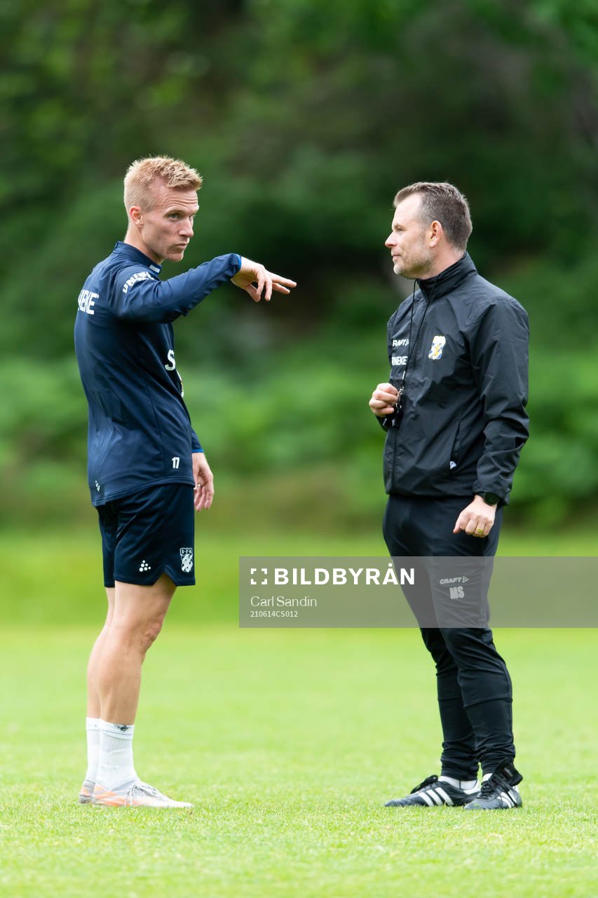 IFK Göteborgs Oscar Wendt pratar med tränare Mikael Stahre