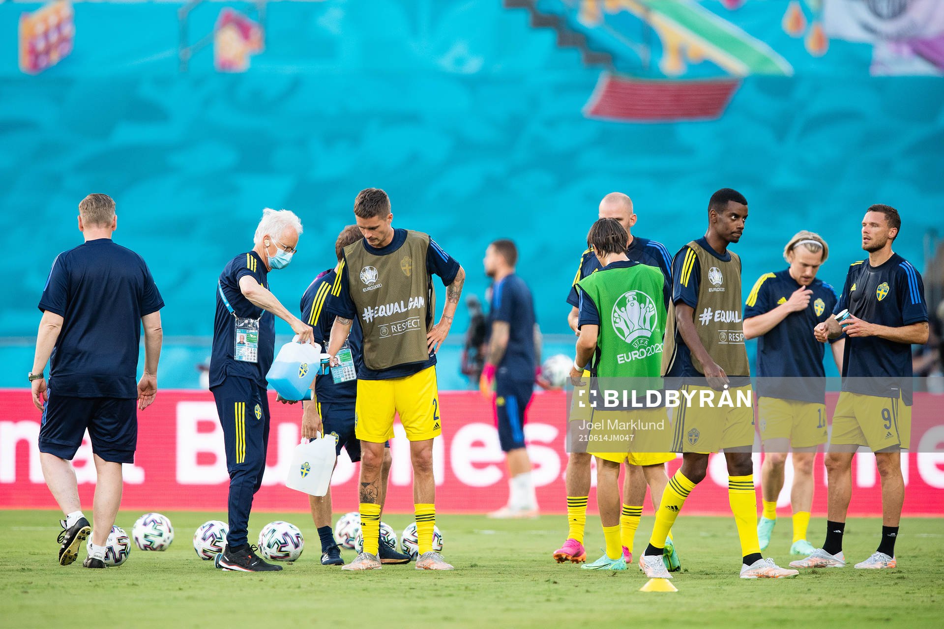 Team doctor Anders Valentin hands out sports drink to