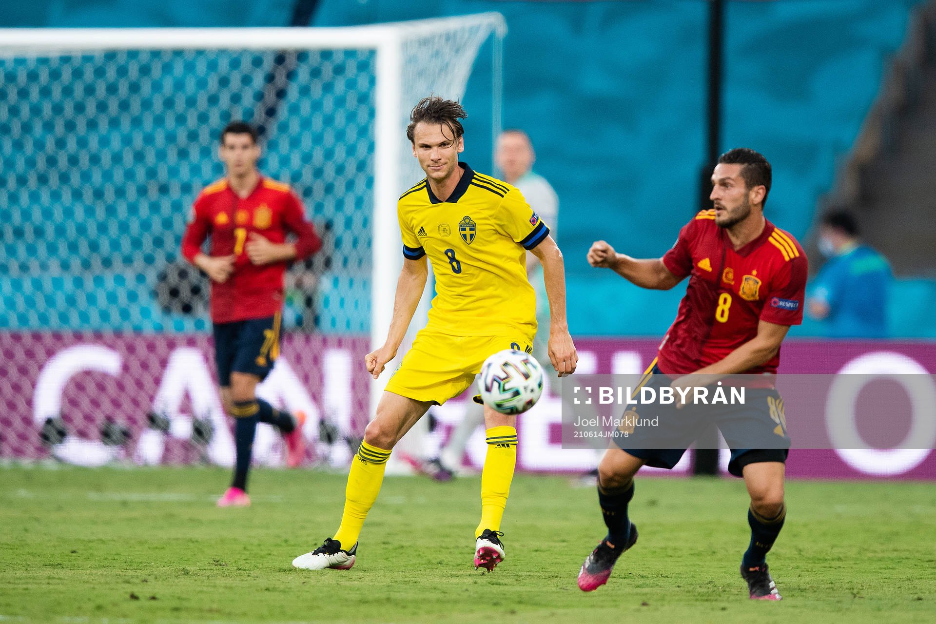 Albin Ekdal of Sweden and Koke Koke of Spain