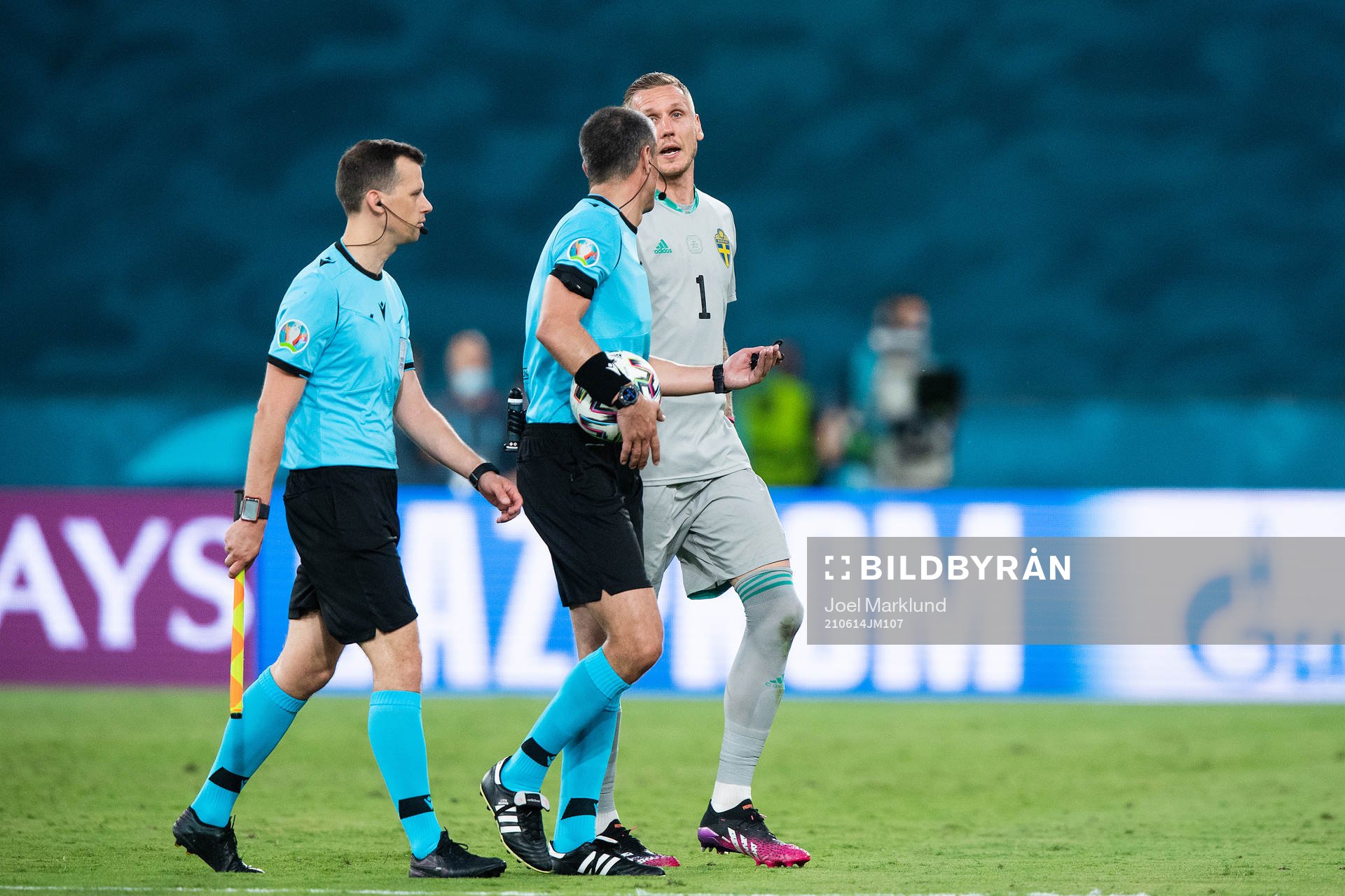 goalkeeper Robin Olsen of Sweden and referee Slavko Vincic