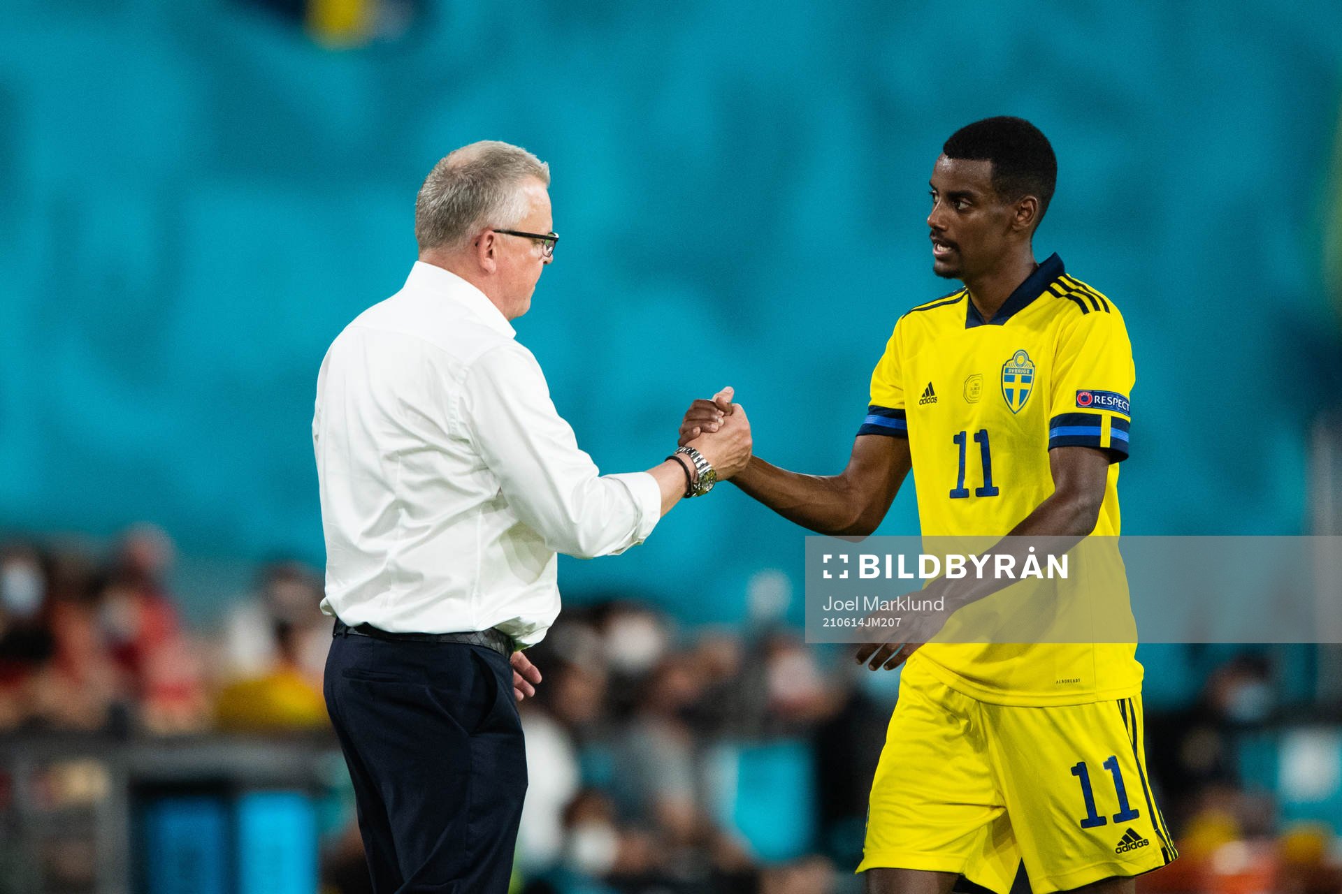 head coach Janne Andersson and Alexander Isak of Sweden