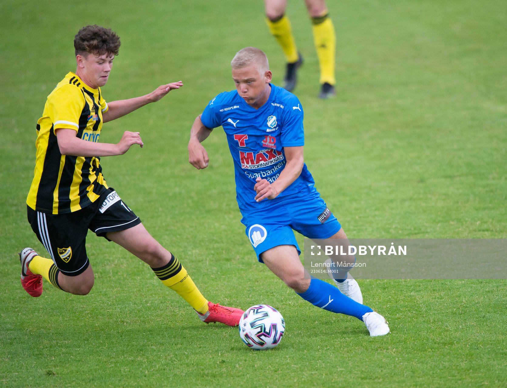 IFK Hässleholms Max Nilsson (född 2005) och Nosabys Olle Kjellman Olfors i matchen i division 2 Södra Götaland mellan IFK Hässleholm och Nosaby IF i Hässleholm 14 juni 2021.