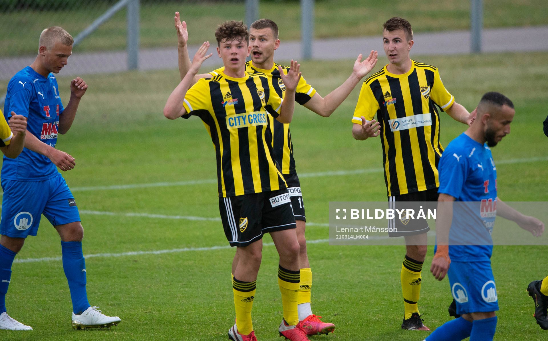 IFK Hässleholms Max Nilsson, Ivan Danielsson Andanovski och Isak Olsson efter bortdömt mål i matchen i division 2 Södra Götaland mellan IFK Hässleholm och Nosaby IF i Hässleholm 14 juni 2021.