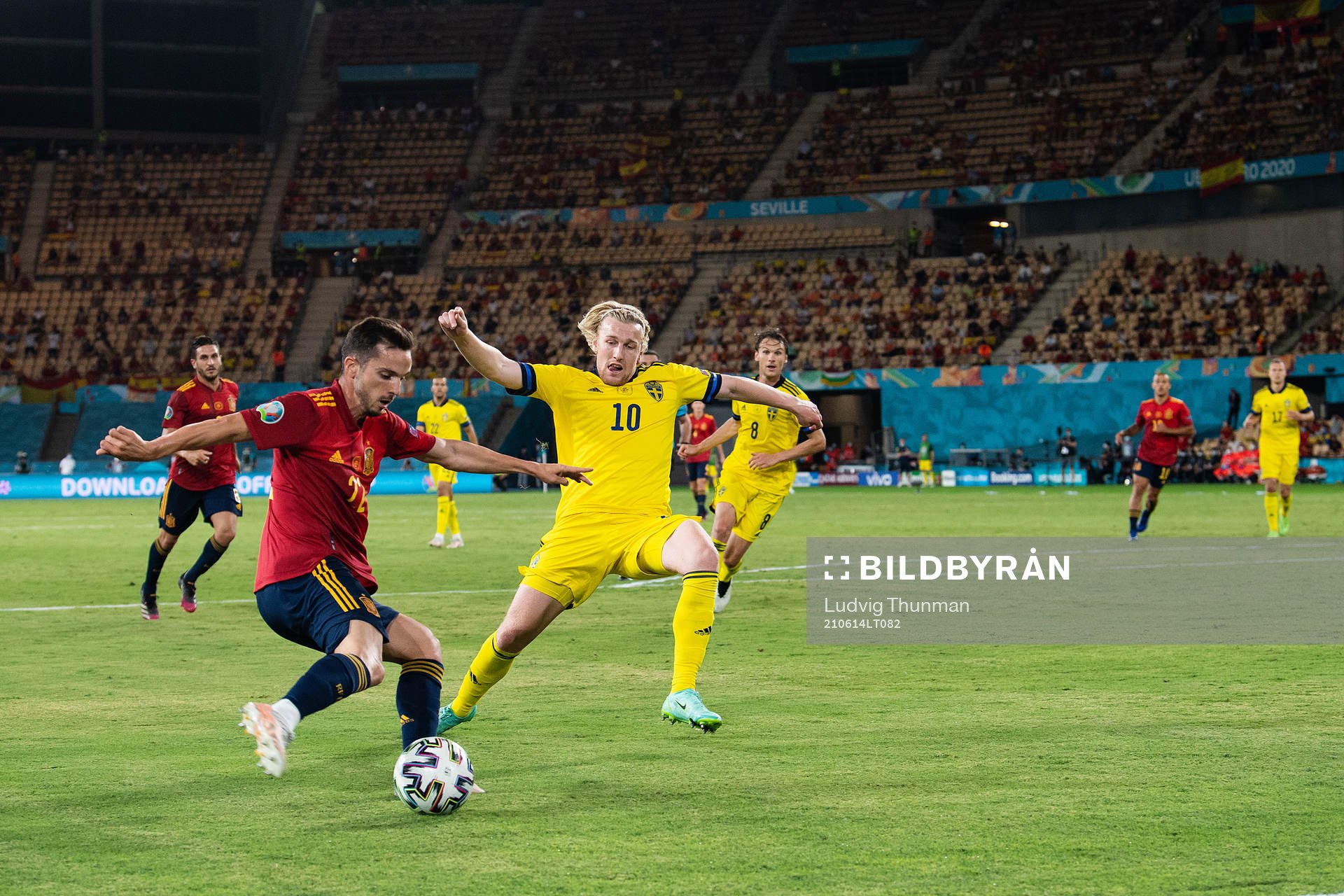 Pablo Sarabia of Spain and Emil Forsberg of Sweden