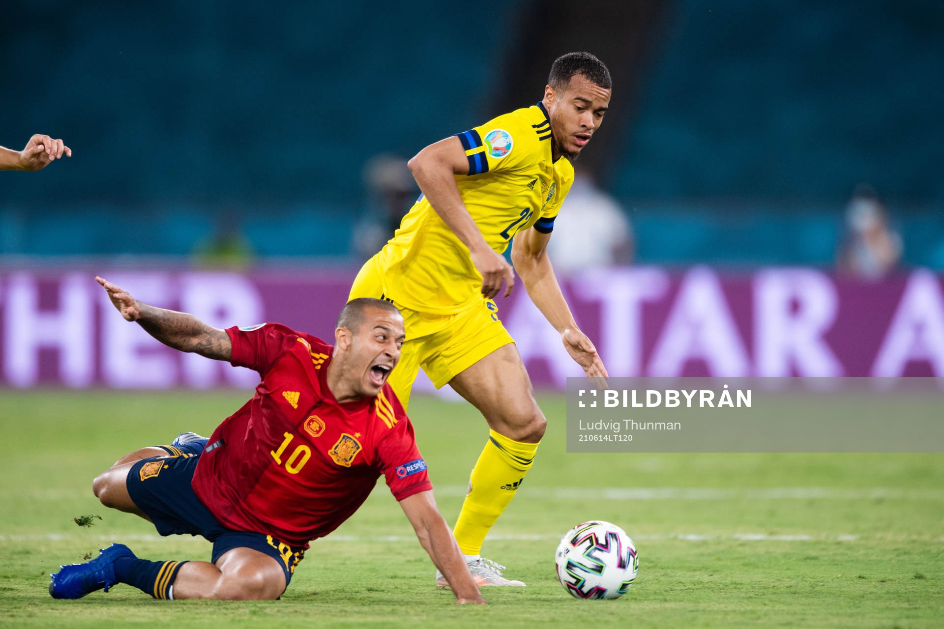 Thiago Alcantara of Spain and Robin Quaison of Sweden