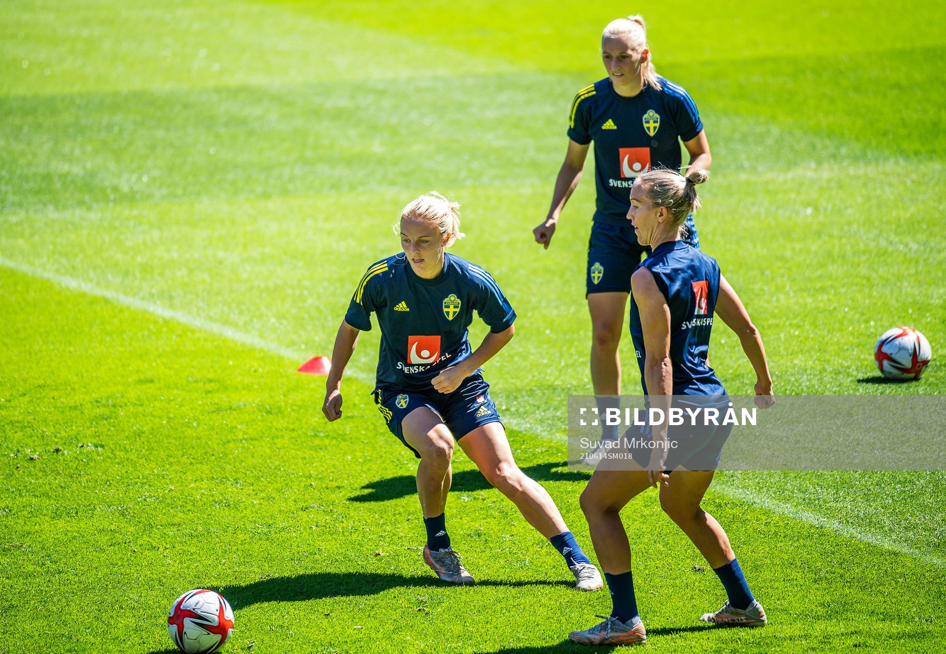 Mimmi Larsson, Stina Blackstenius and Julia Roddar of Sweden