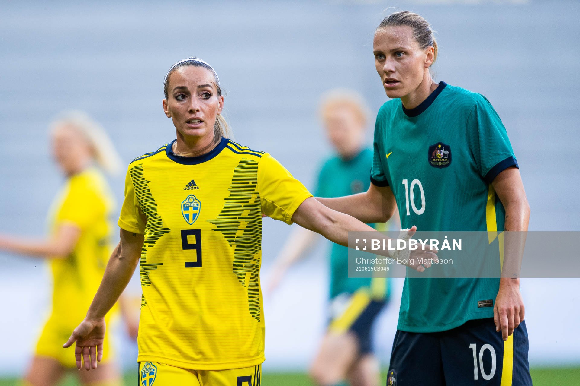 Kosovare Asllani of Sweden and Emily van Egmond of Australia