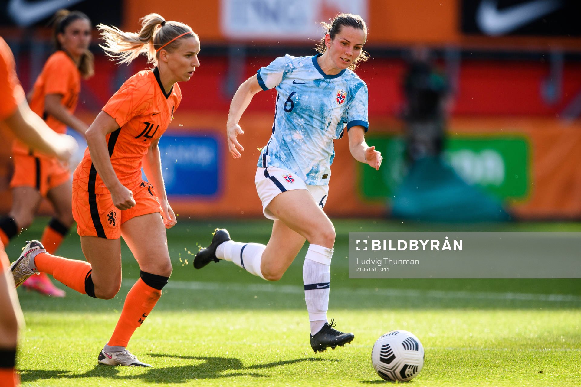 Jackie Groenen of the Netherlands and Tuva Hansen of Norway