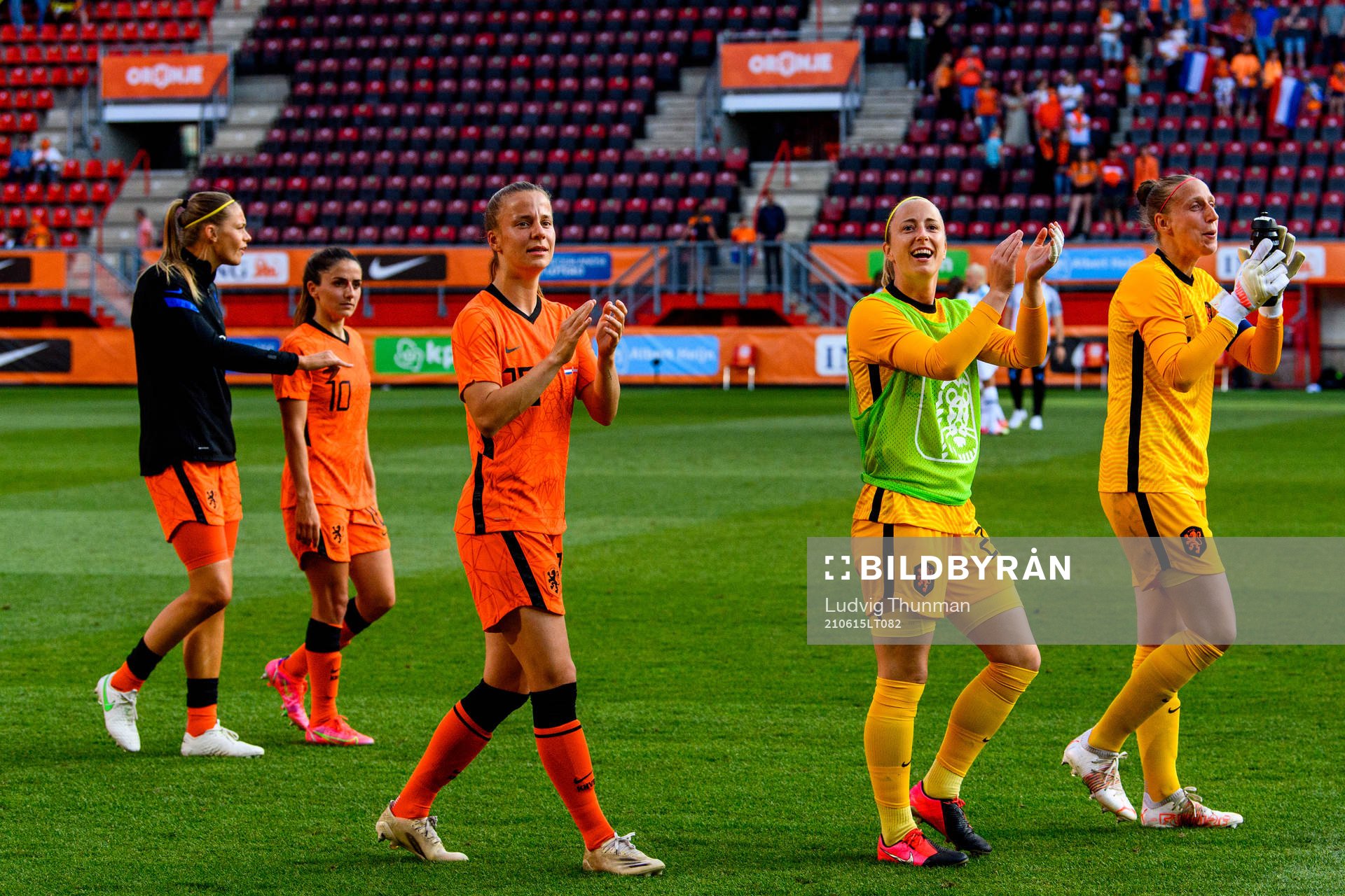 Players of Netherlands thank the spectators