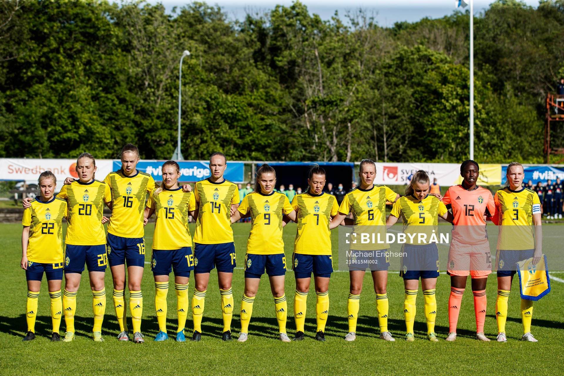 Sveriges Kajsa Törnkvist, Paulina Nyström, Elin Nilsson, Amanda Nildén, Matilda Plan, Therese Simonsson, Cornelia Kapocs, Nellie Lilja, Ebba Hed, Angel Mukasa och Josefine Rybrink inför fotbollsmatchen i mellan Sverige och Finland den 15 juni 2021 i Munkedal.