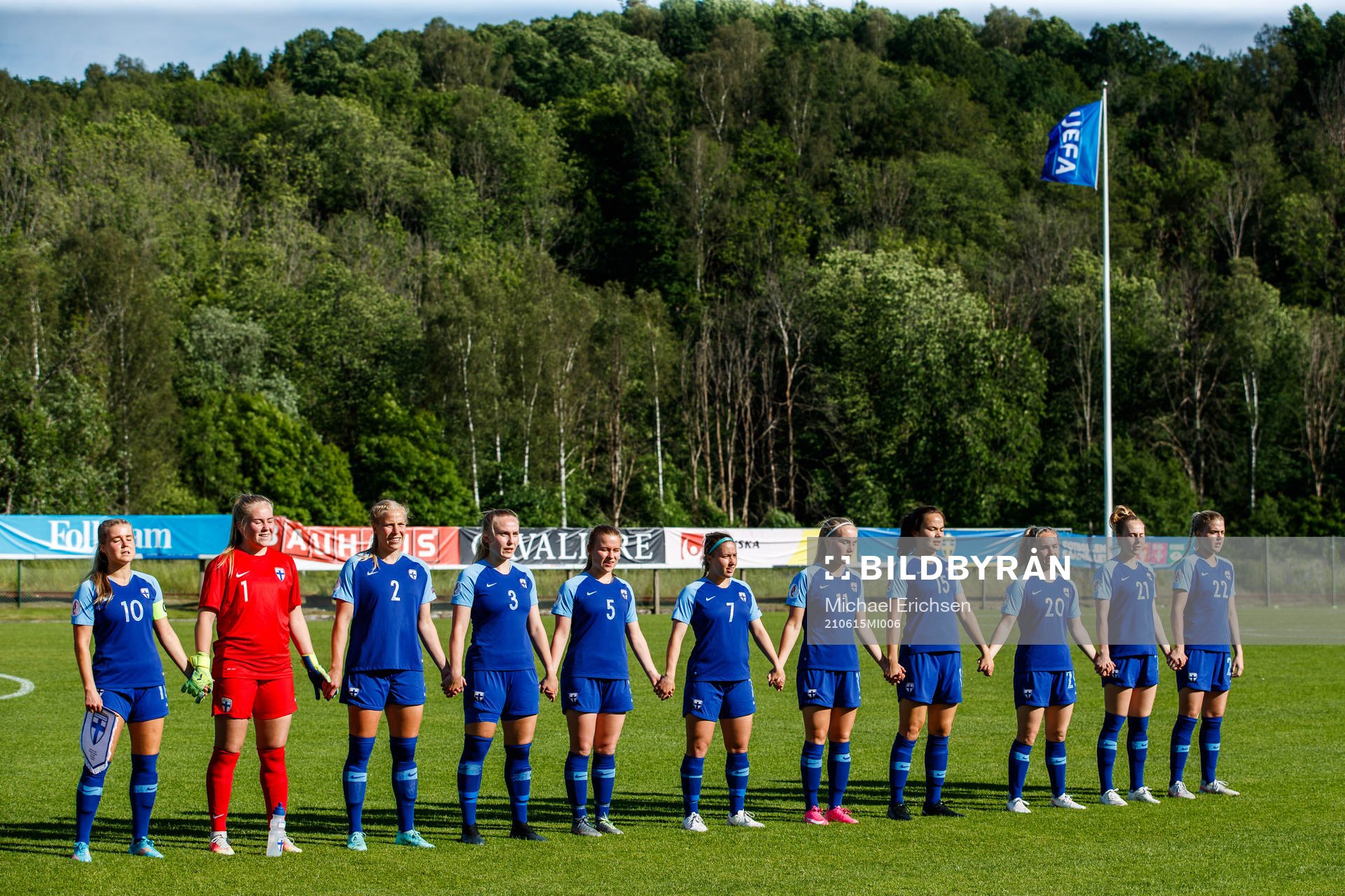 Finlands Amanda Rantanen, målvakt Milla- Maj Majasaari, Emma Santamäki, Roosa Toivonen, Emmi Siren, Annika Haanpää, Aino Vuorinen, Nana Yang, Dana Leskinen, Annika Huhta och Isabella Mattsson inför fotbollsmatchen i mellan Sverige och Finland den 15 juni 2021 i Munkedal.