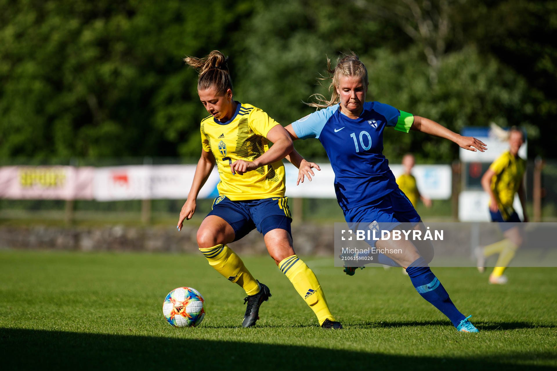 Sveriges Cornelia Kapocs och Finlands Amanda Rantanen under fotbollsmatchen i mellan Sverige och Finland den 15 juni 2021 i Munkedal. 