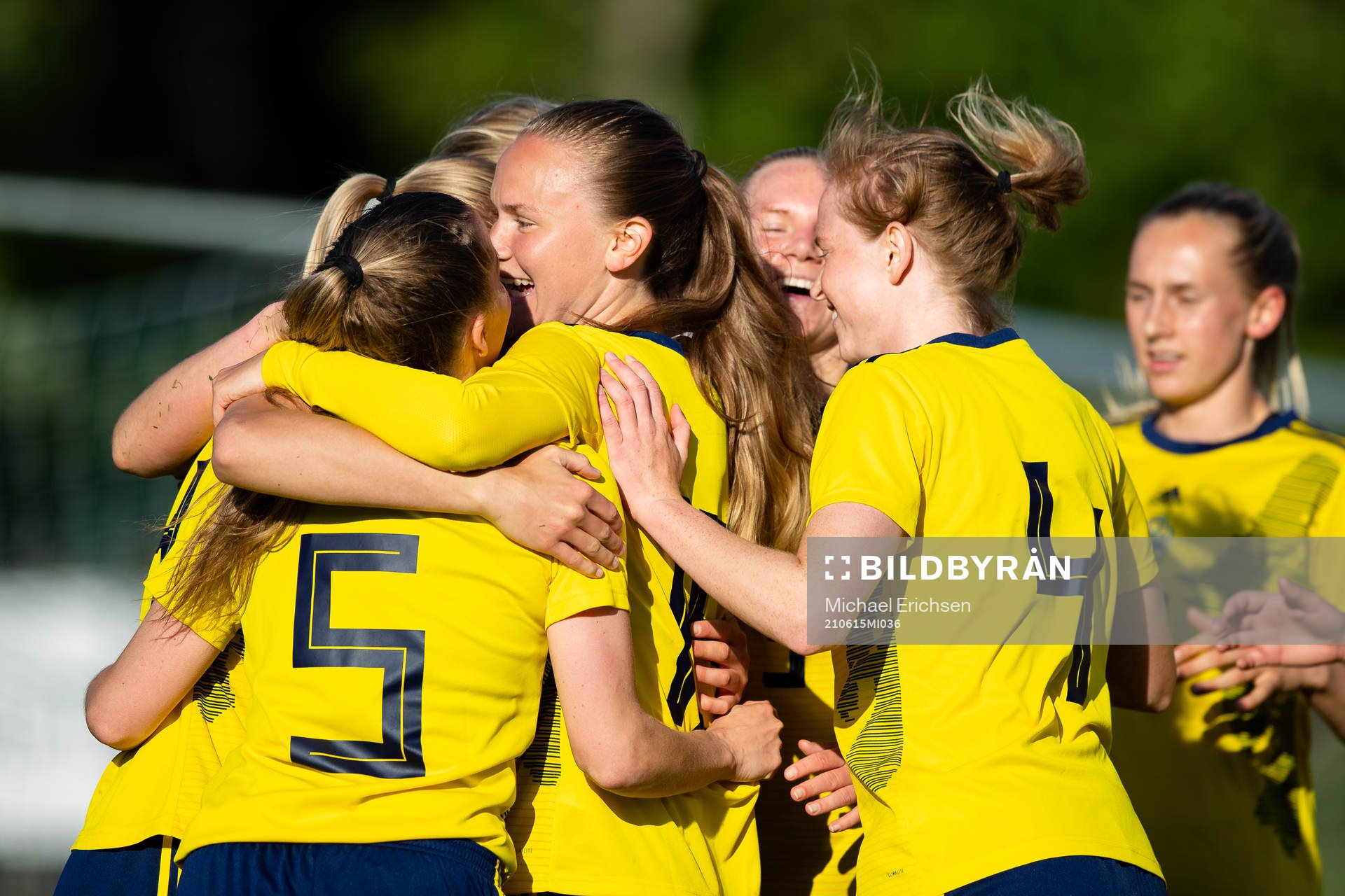 Sveriges Matilda Plan jublar med lagkamrater efter 2-0 under fotbollsmatchen mellan Sverige och Finland den 15 juni 2021 i Munkedal. 