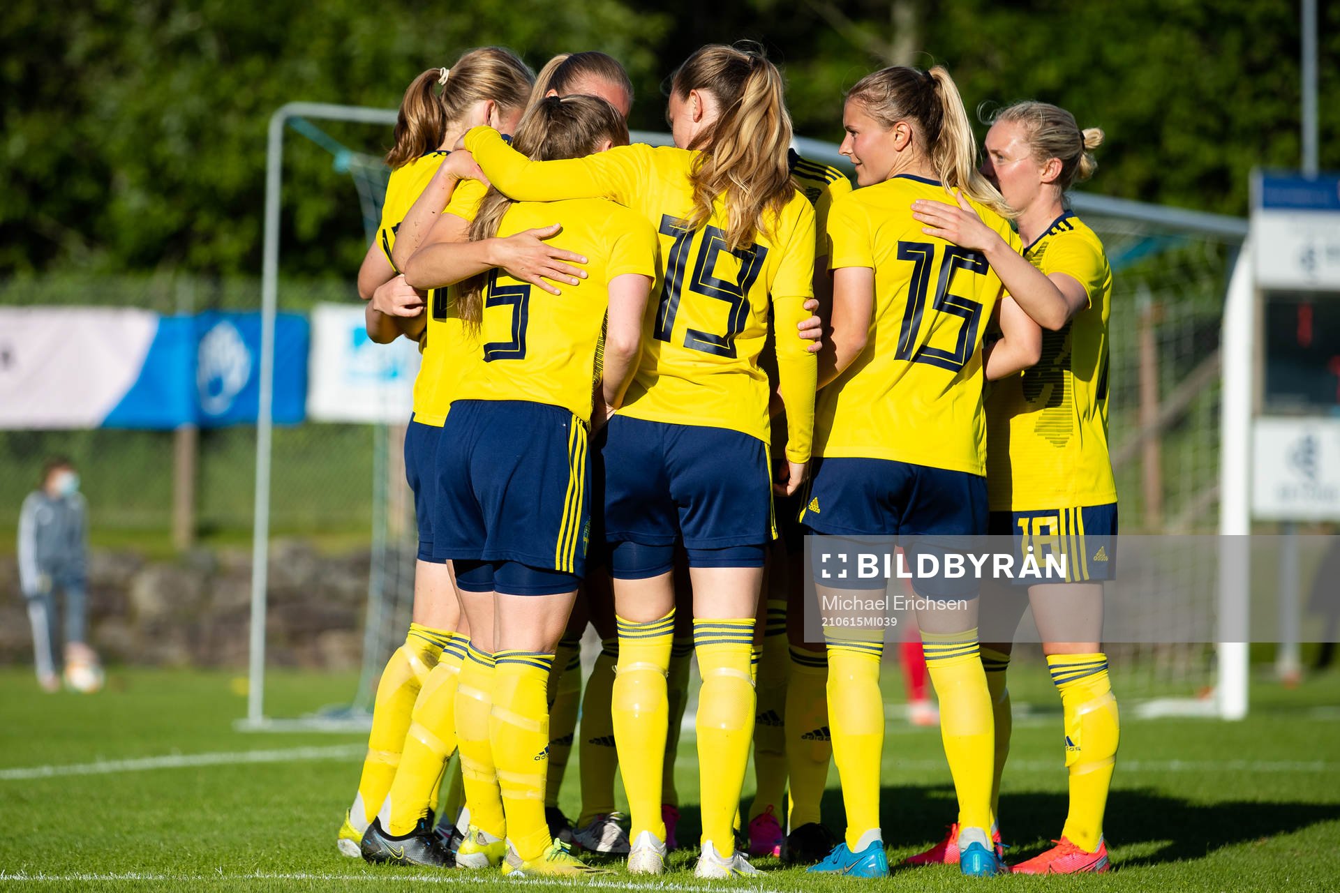 Sveriges Matilda Plan jublar med lagkamrater efter 2-0 under fotbollsmatchen mellan Sverige och Finland den 15 juni 2021 i Munkedal. 