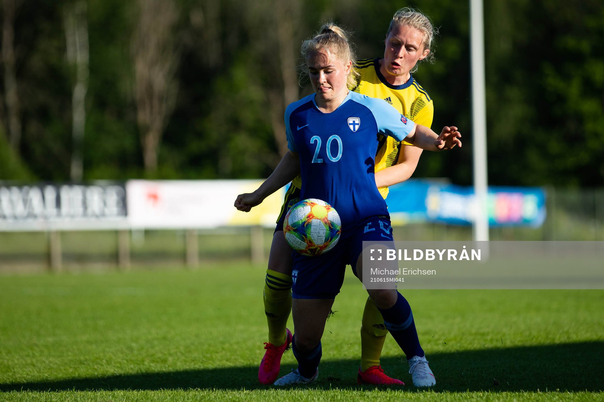 Finlands Dana Leskinen och Sveriges Emilia Larsson under fotbollsmatchen mellan Sverige och Finland den 15 juni 2021 i Munkedal. 