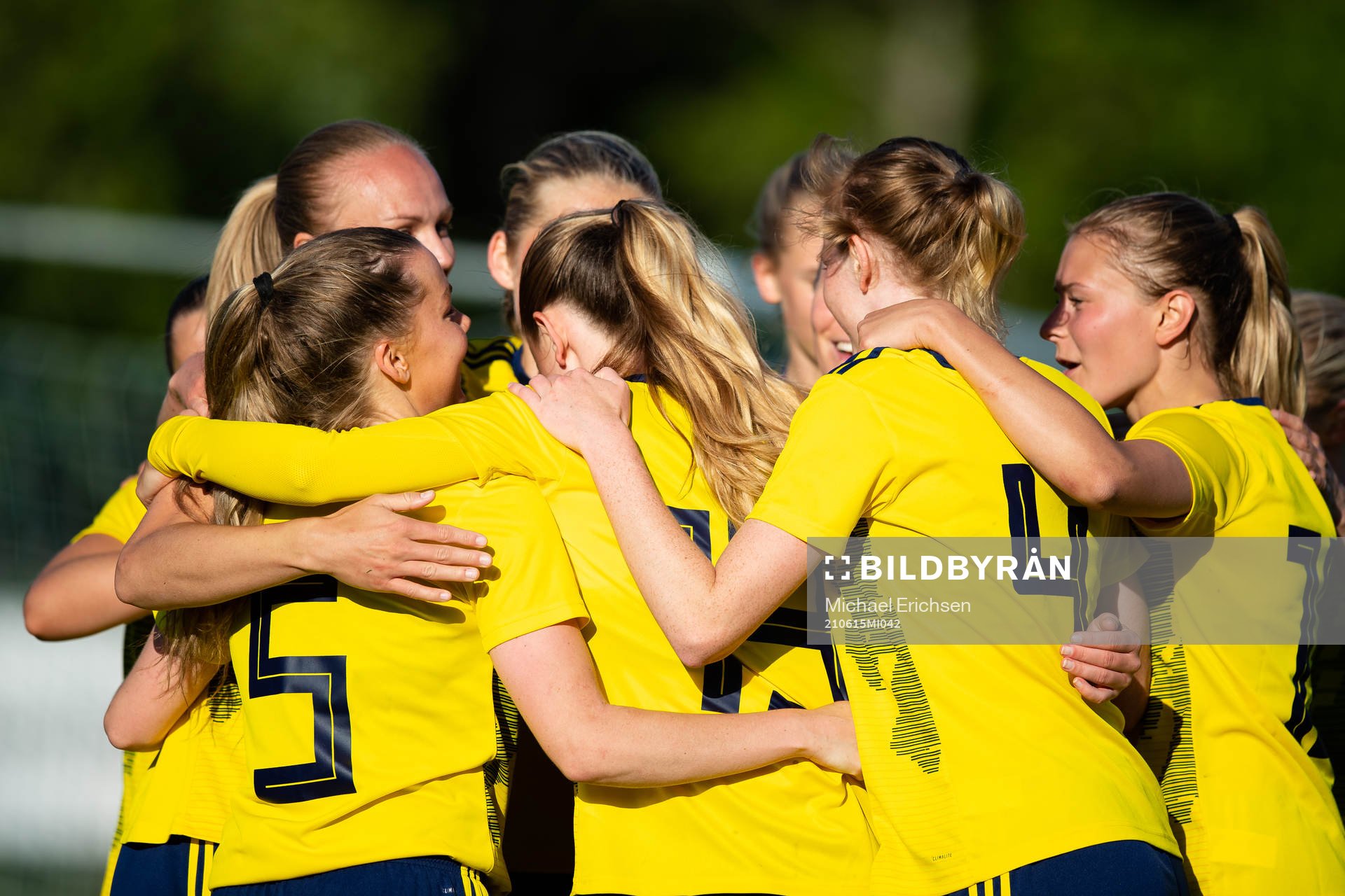 Sveriges Matilda Plan jublar med lagkamrater