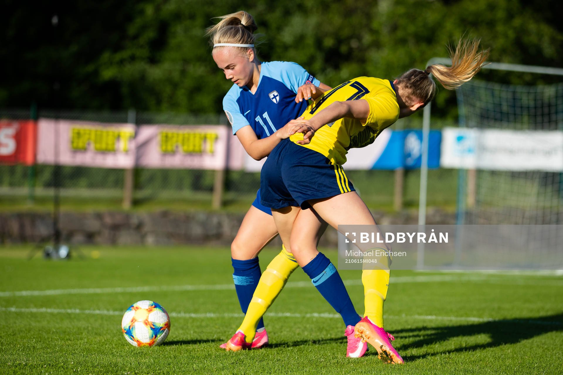 Finlands Aino Vuorinen och Sveriges Ellen Wangerheim under fotbollsmatchen mellan Sverige och Finland den 15 juni 2021 i Munkedal. 