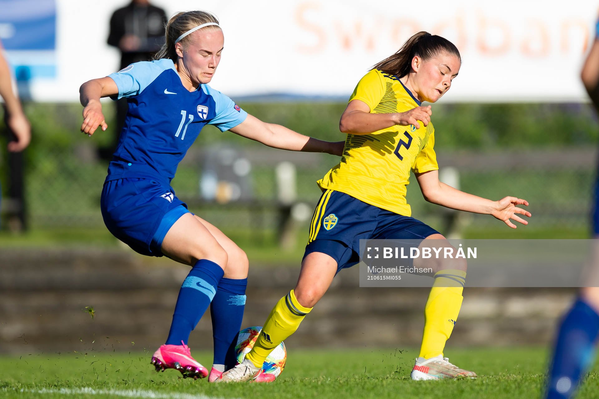 Finlands Aino Vuorinen och Sveriges Hanna Wijk under fotbollsmatchen mellan Sverige och Finland den 15 juni 2021 i Munkedal. 