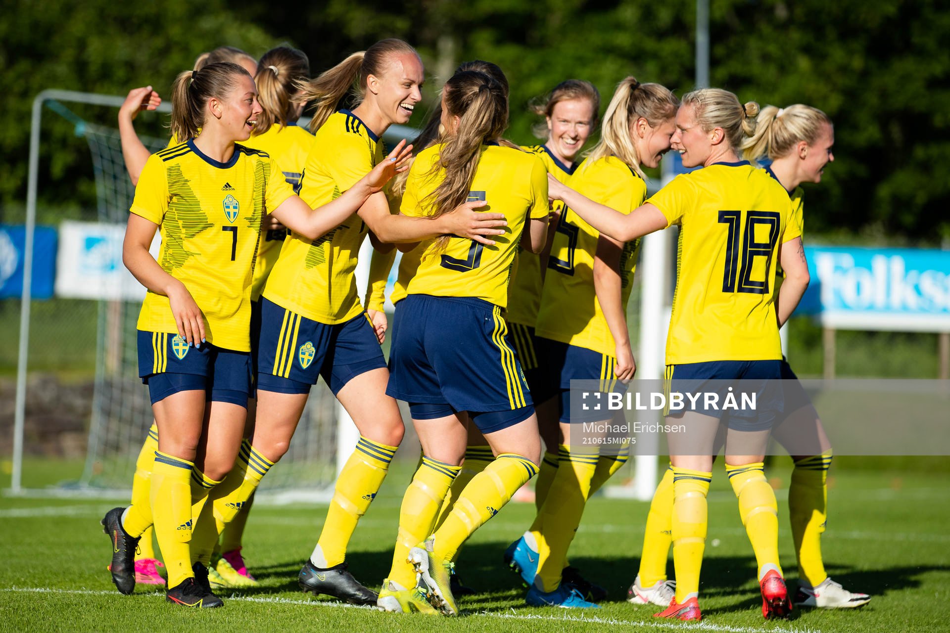 Sveriges Matilda Plan jublar med lagkamrater efter 2-0 under fotbollsmatchen mellan Sverige och Finland den 15 juni 2021 i Munkedal. 