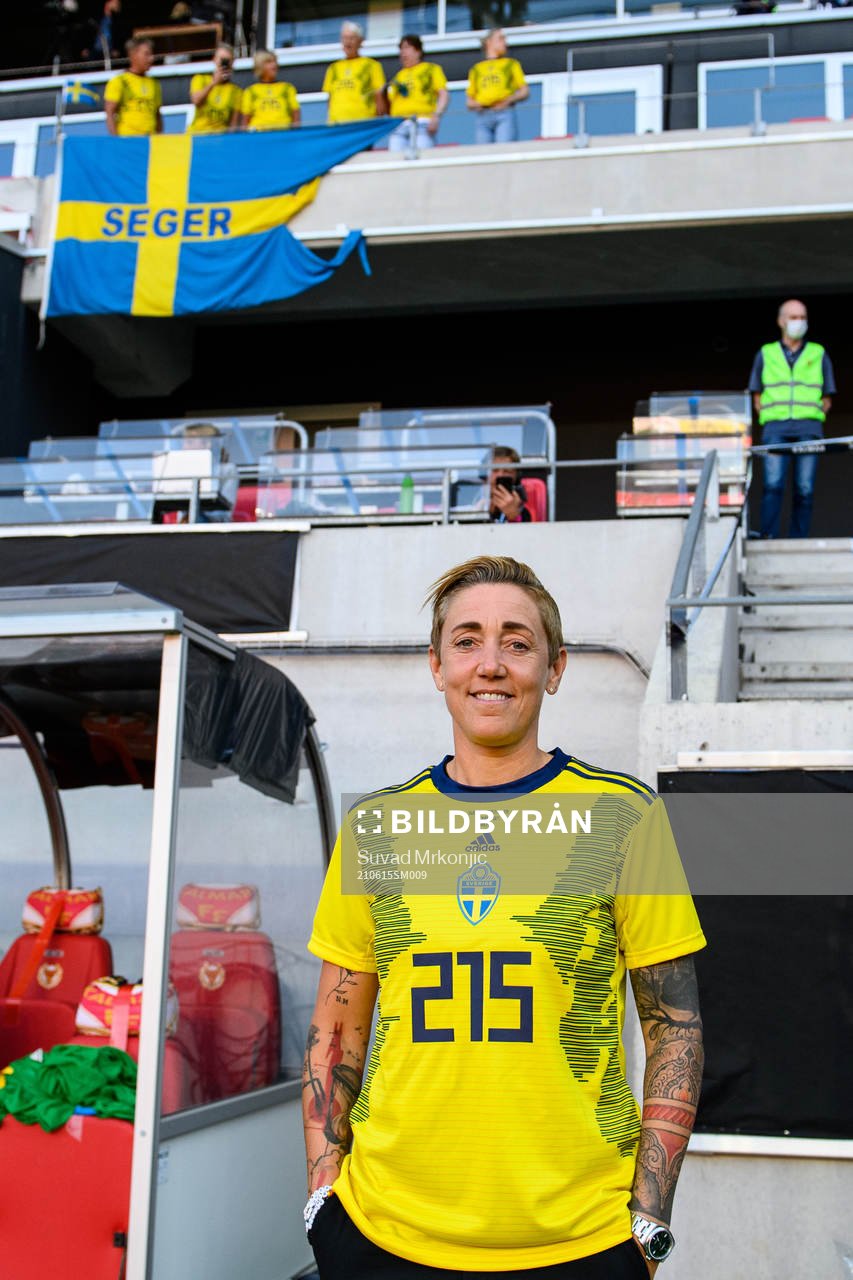 Therese Sjögran with a jersey to celebrate Caroline
