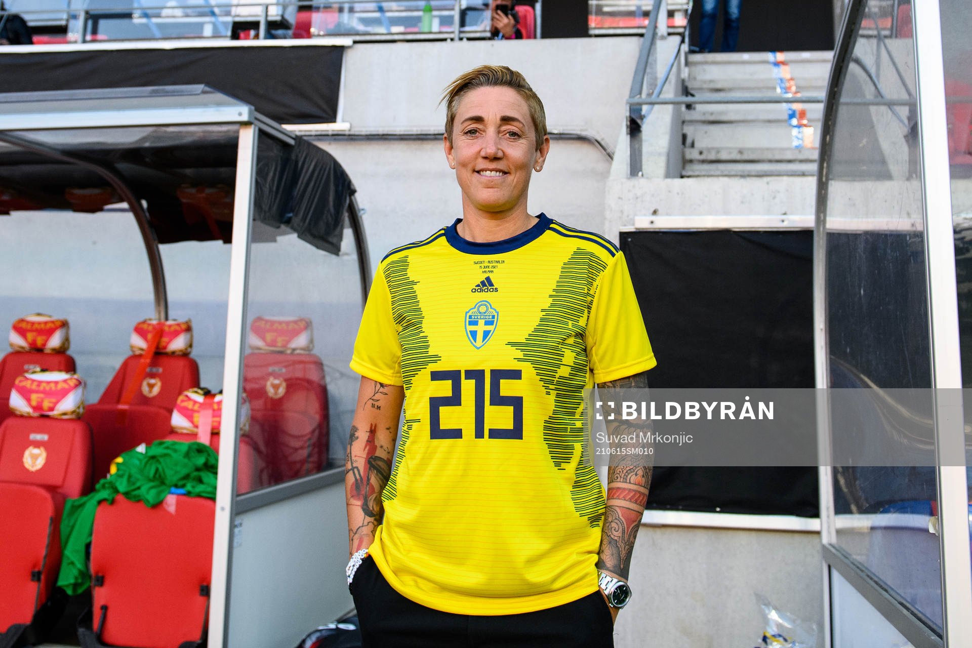 Therese Sjögran with a jersey to celebrate Caroline