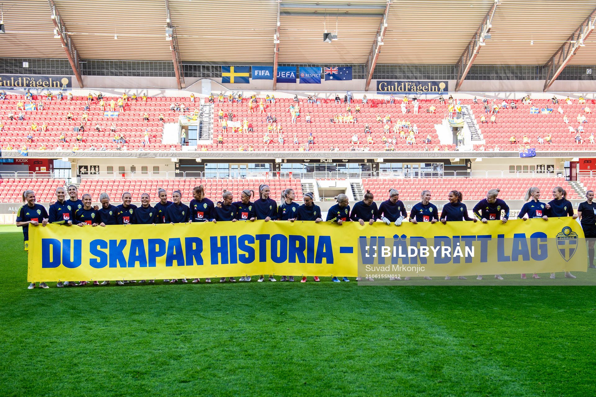 Players of Sweden holding up a banner to celebrate Caroline