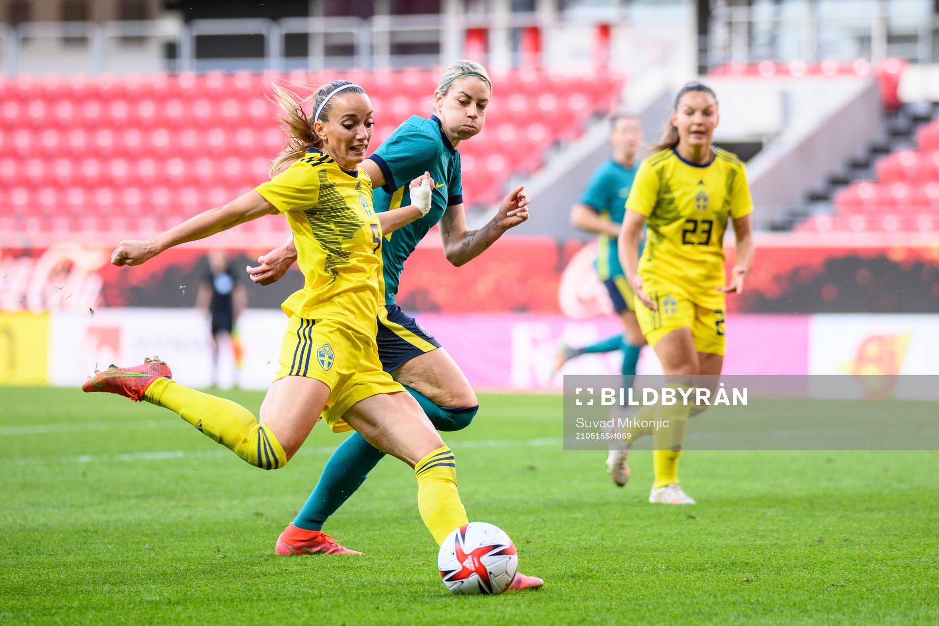 Kosovare Asllani of Sweden and Alanna Kennedy of Australia during the international friendly football match between Sweden and Australia on June 15, 2021 in Kalmar.