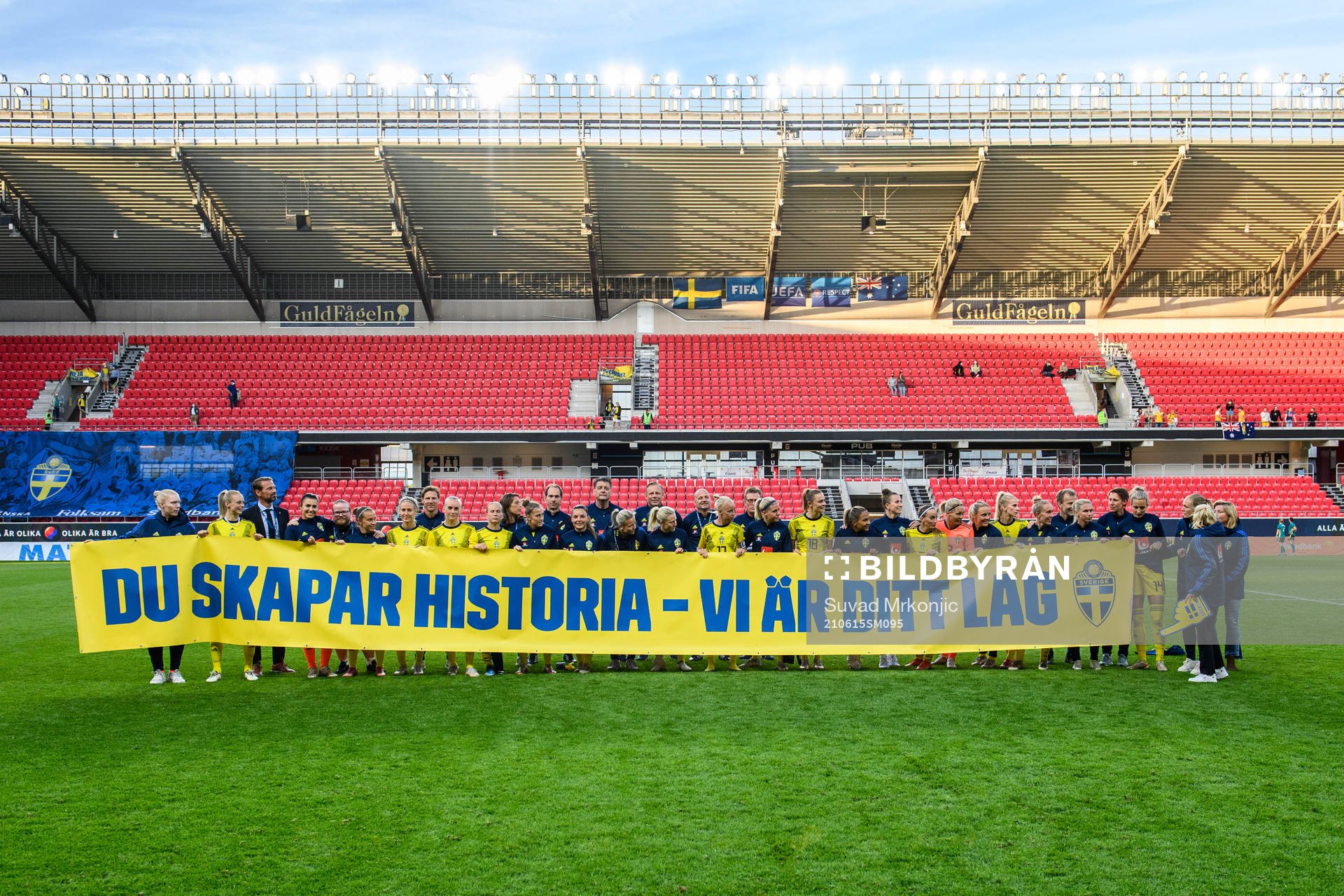 Players of Sweden with a banner to congratulate Caroline