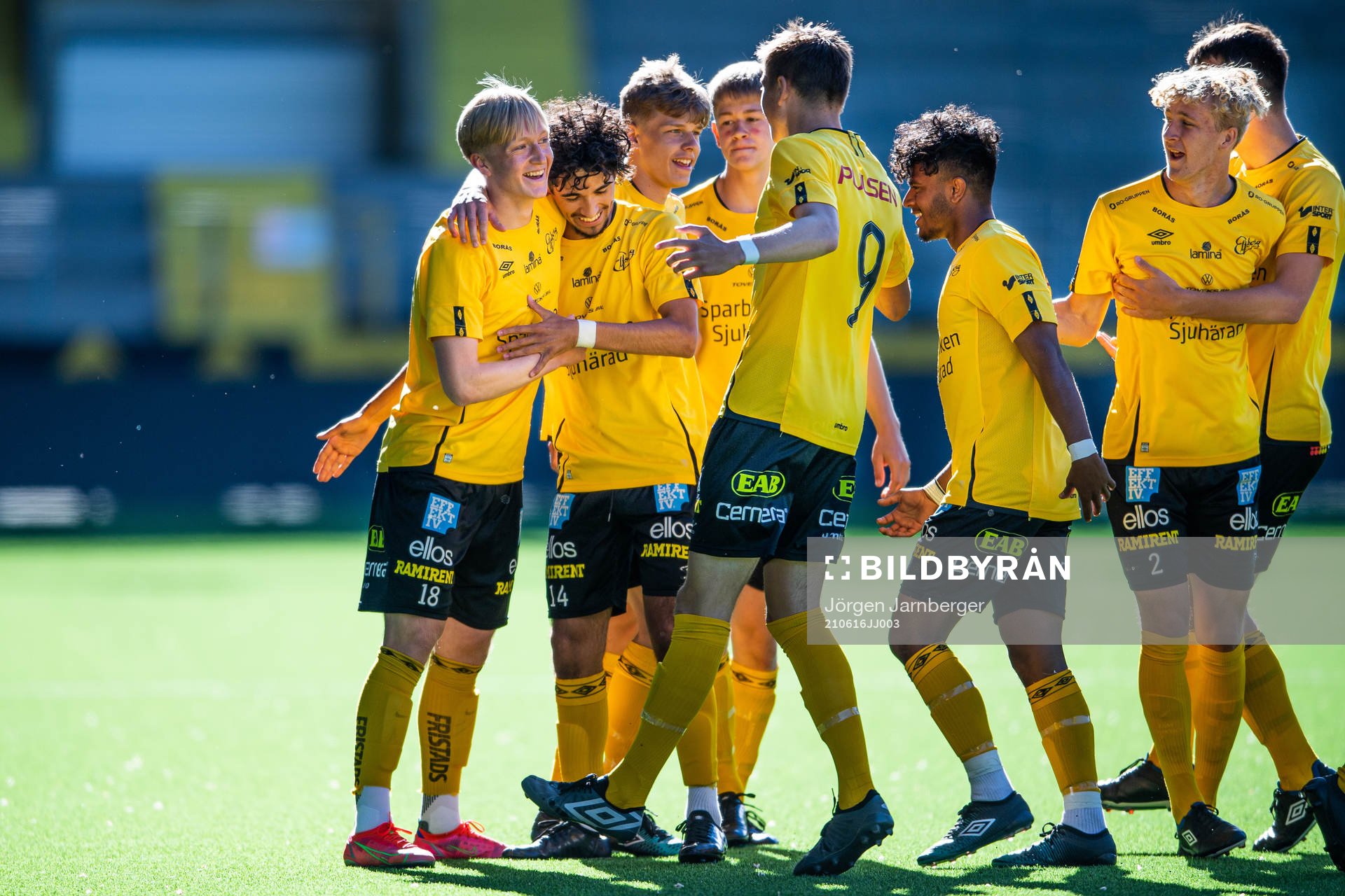 Elfsborgs Carl Mauritzson jublar med lagkamraterna