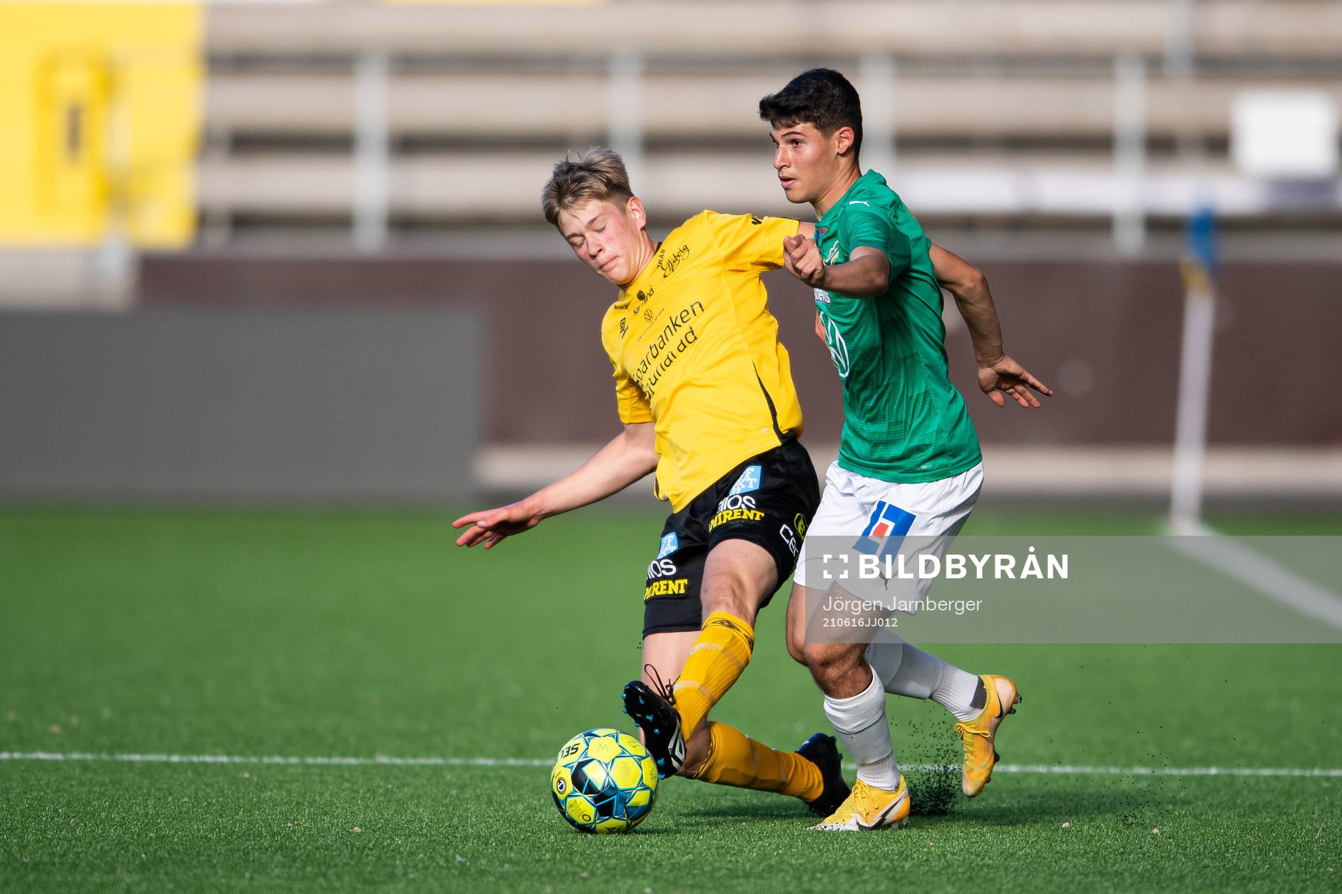 Elfsborgs Viktor Nylén och Jönköpings David Mourad under fotbollsmatchen i P17 Allsvenskan Södra mellan Elfsborg och Jönköping den 16 juni 2021 i Borås.